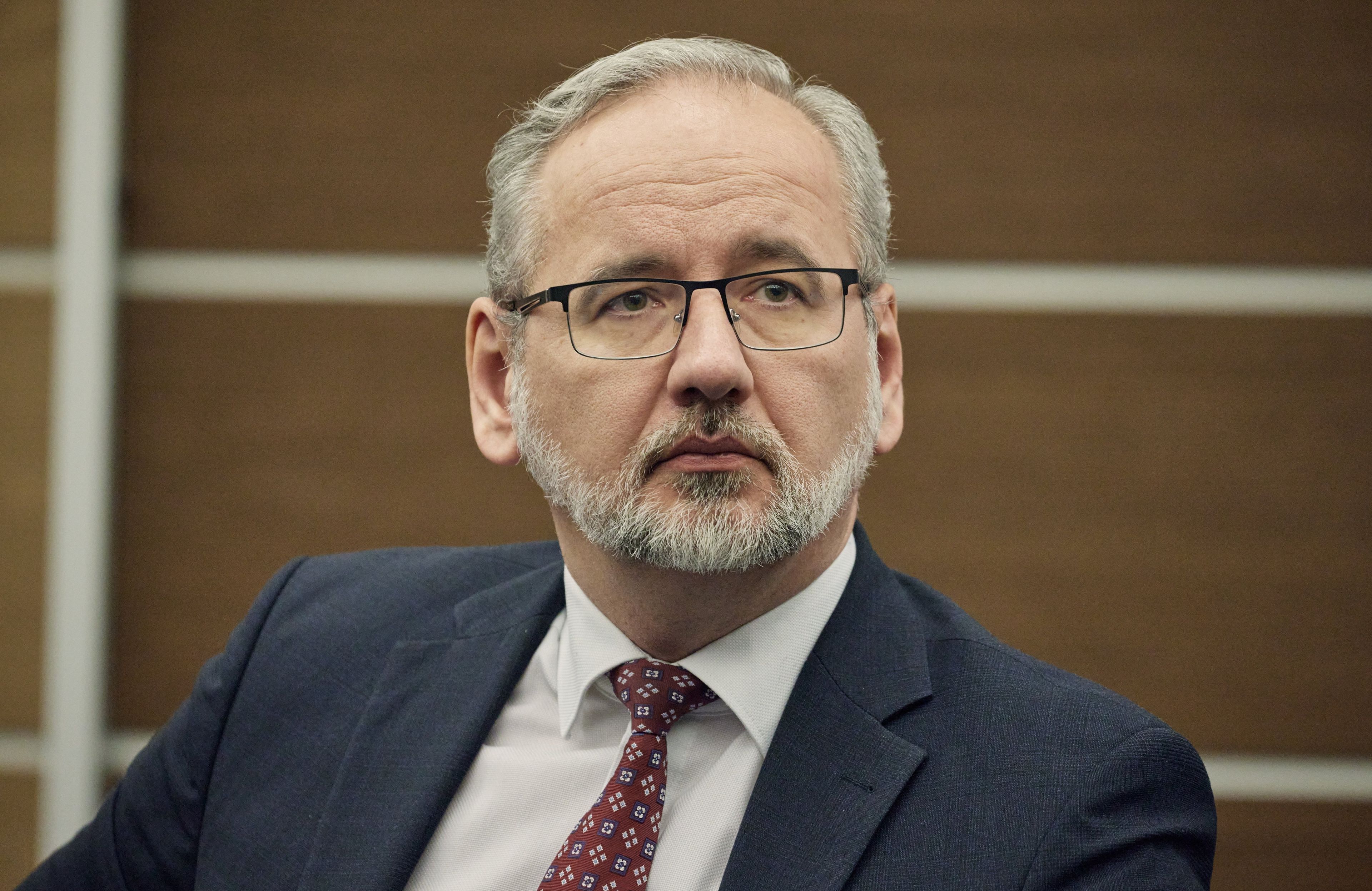 Minister zdrowia siedzi i patrzy