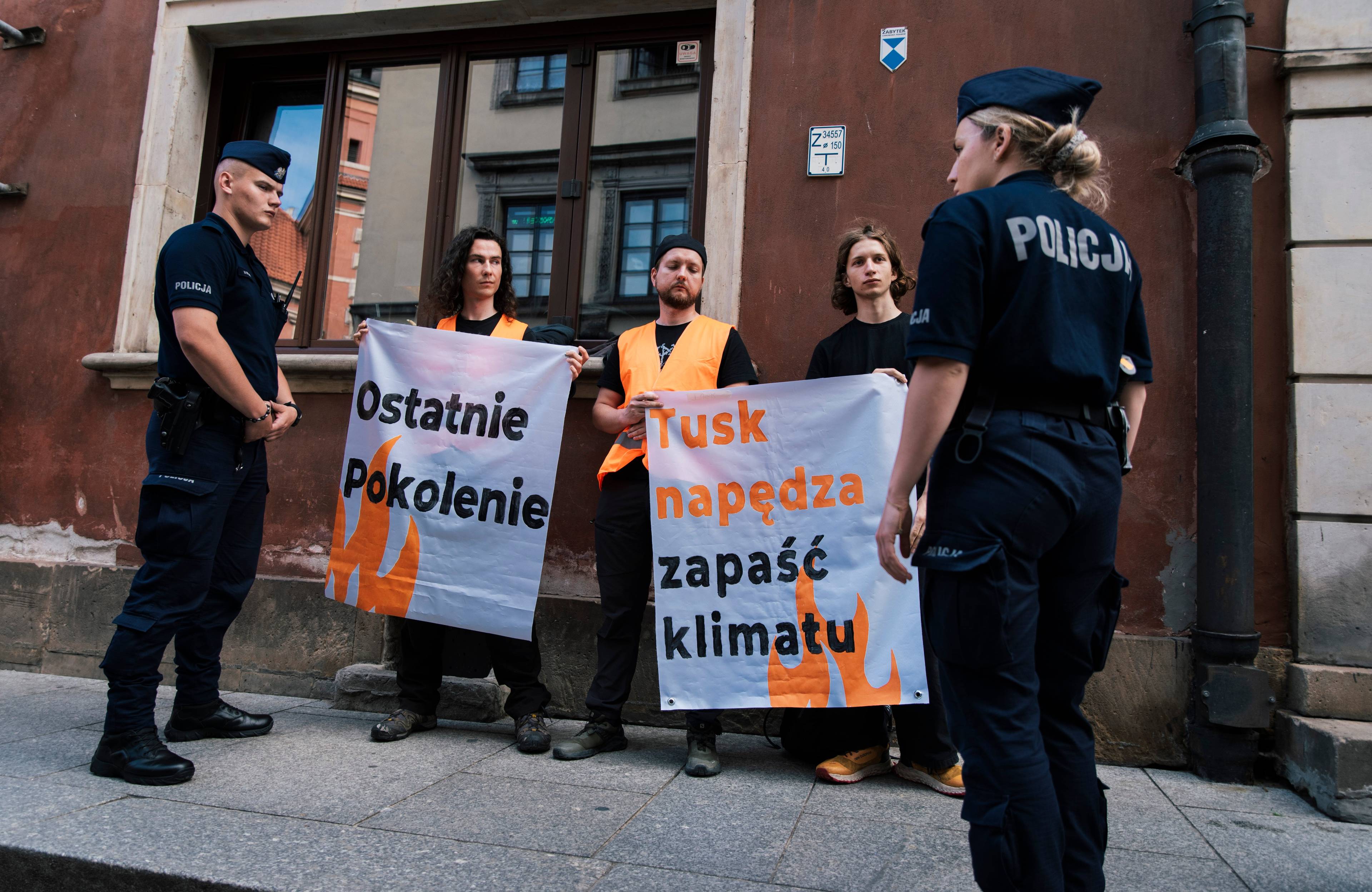 aktywiści otoczeni przez policję