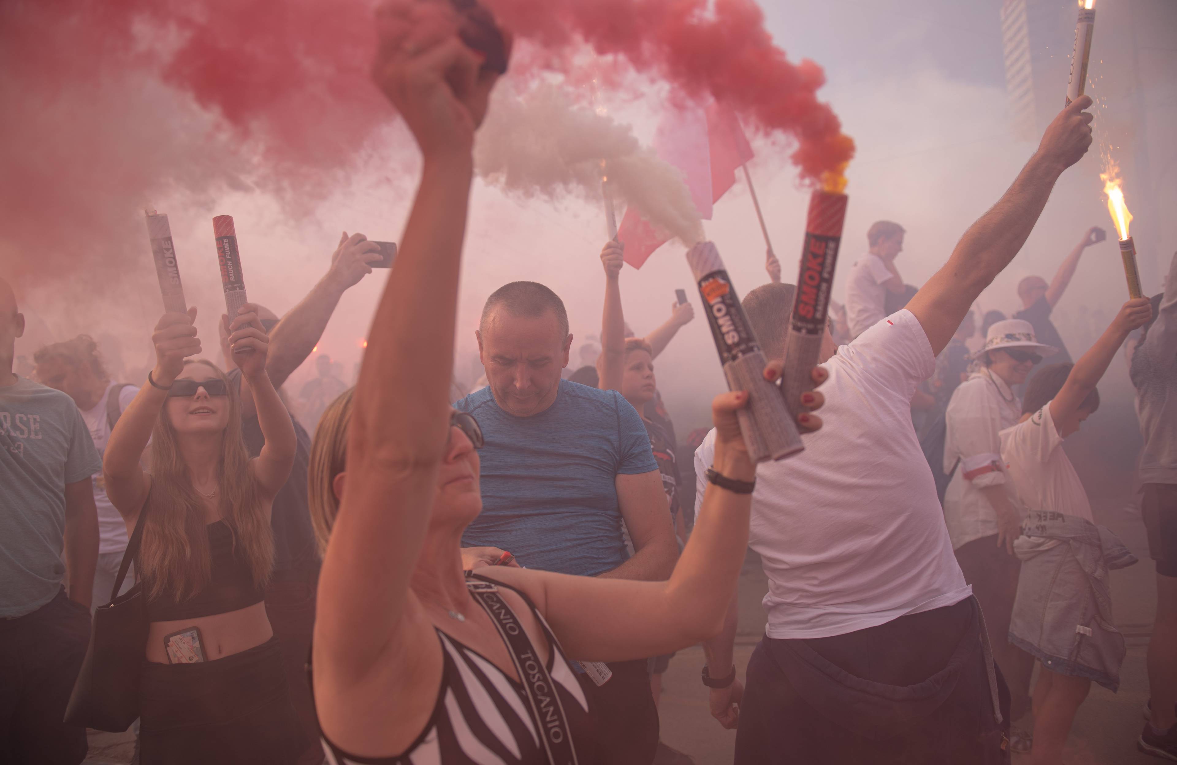 Uczestnicy nacjonalistycznego marszu Powstania Warszawskiego pod hasłem: "Nie będzie Niemiec pluł nam w twarz"