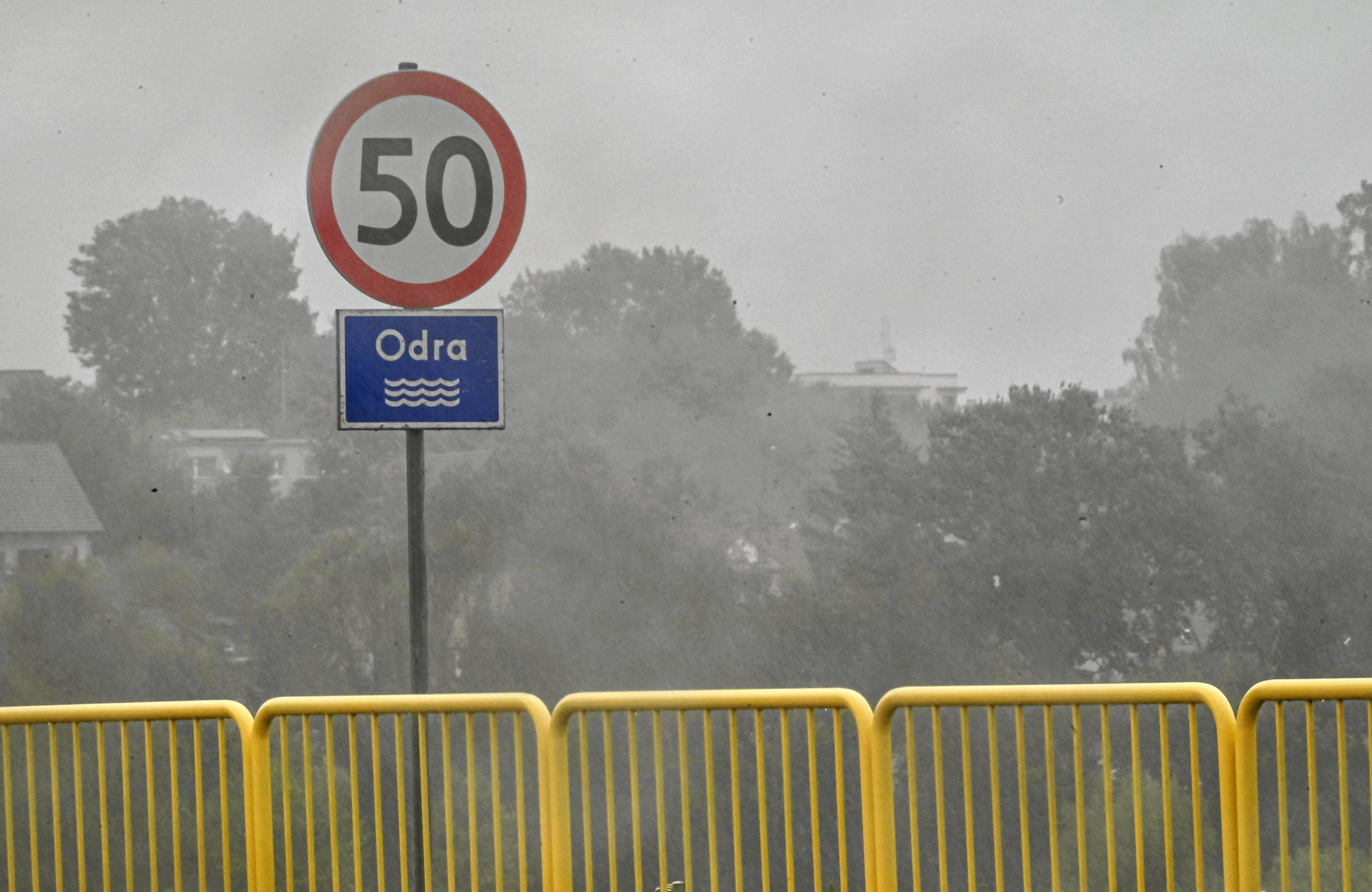 Znak ograniczenia prędkości do 50 km/h i tabliczka z napisem „Odra”