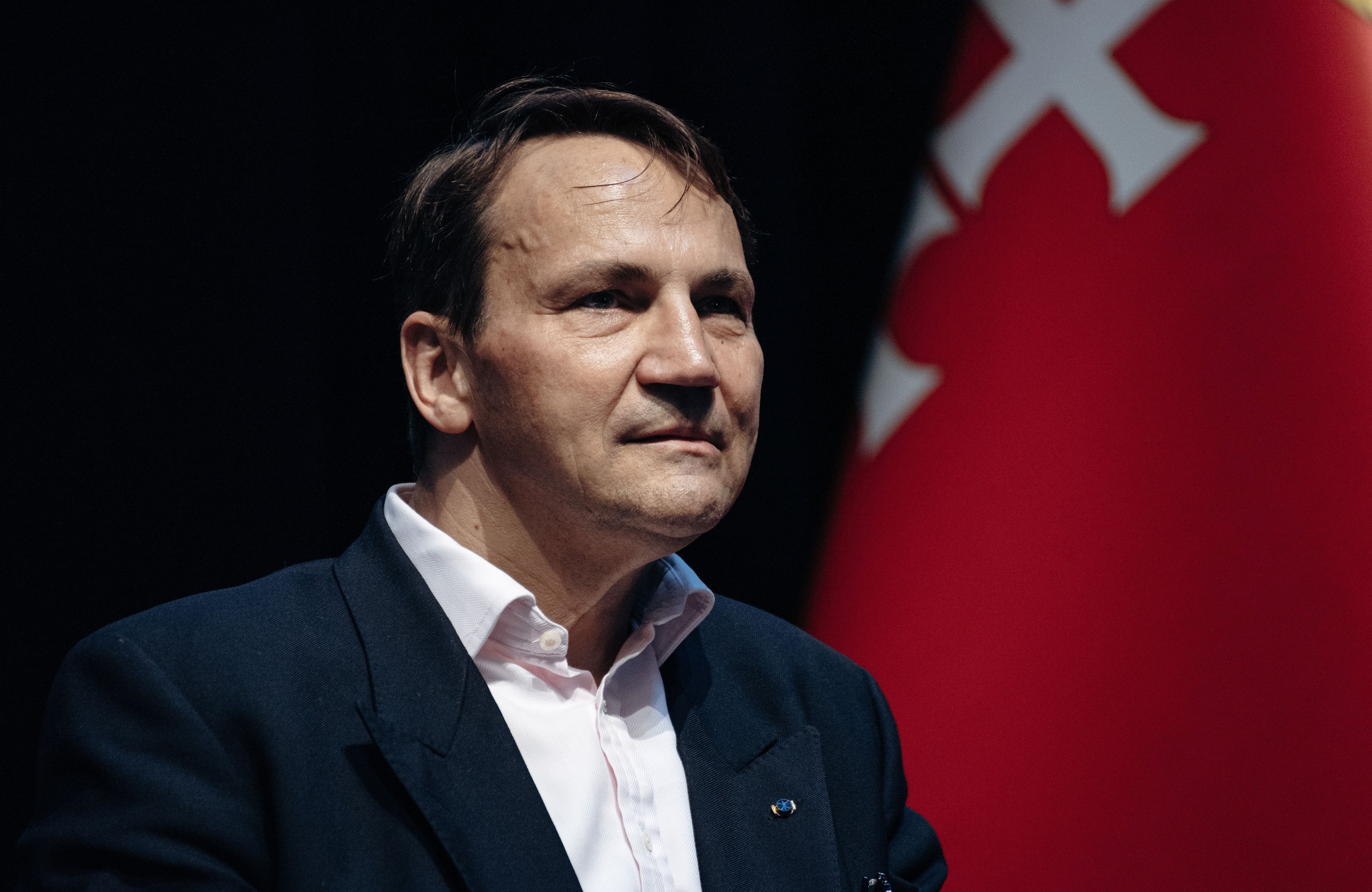 Mężczyzna na czarnym tle patrzy przed siebie