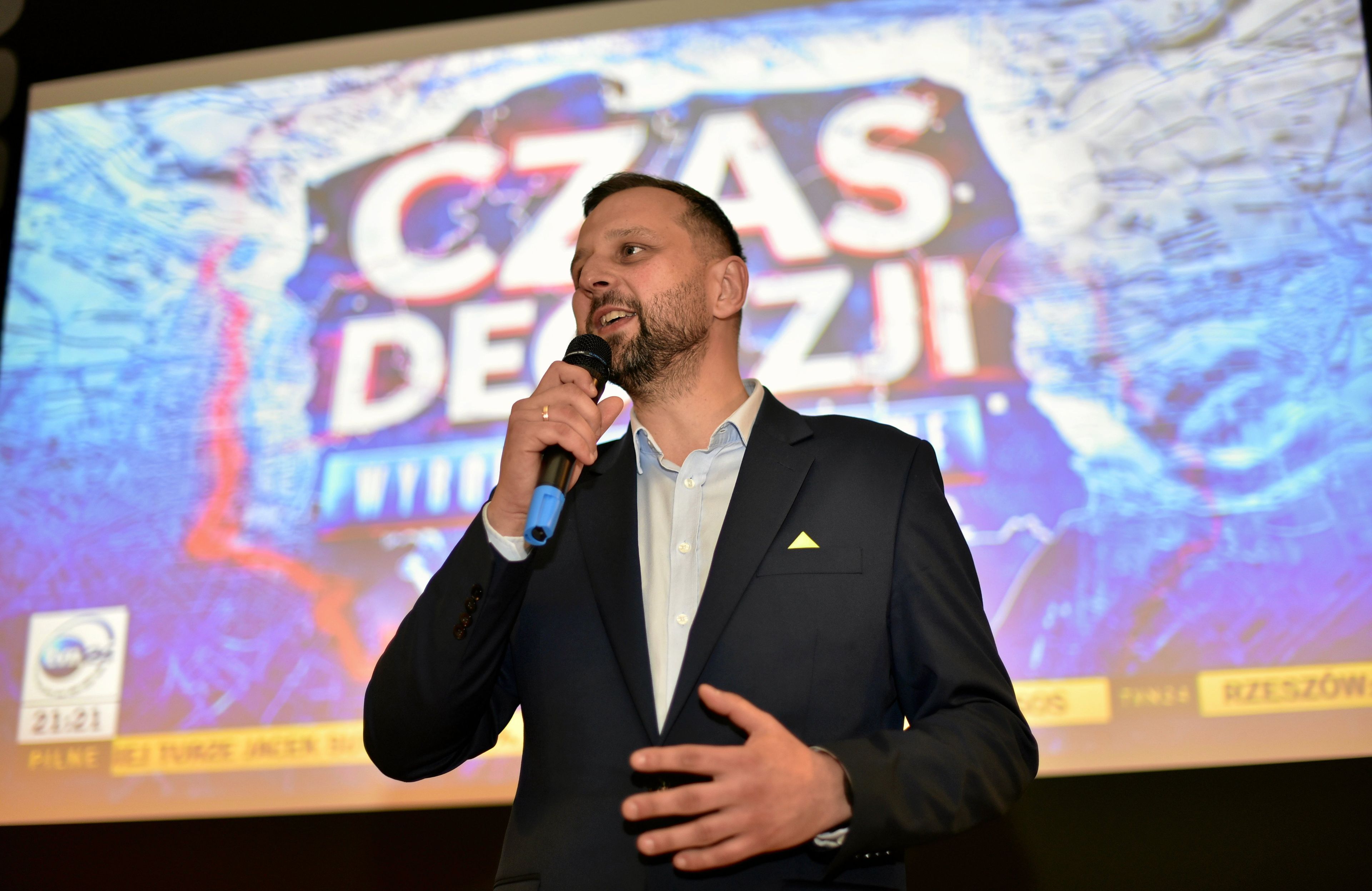 prezydent olsztyna na tle napisu "czas decyzji"