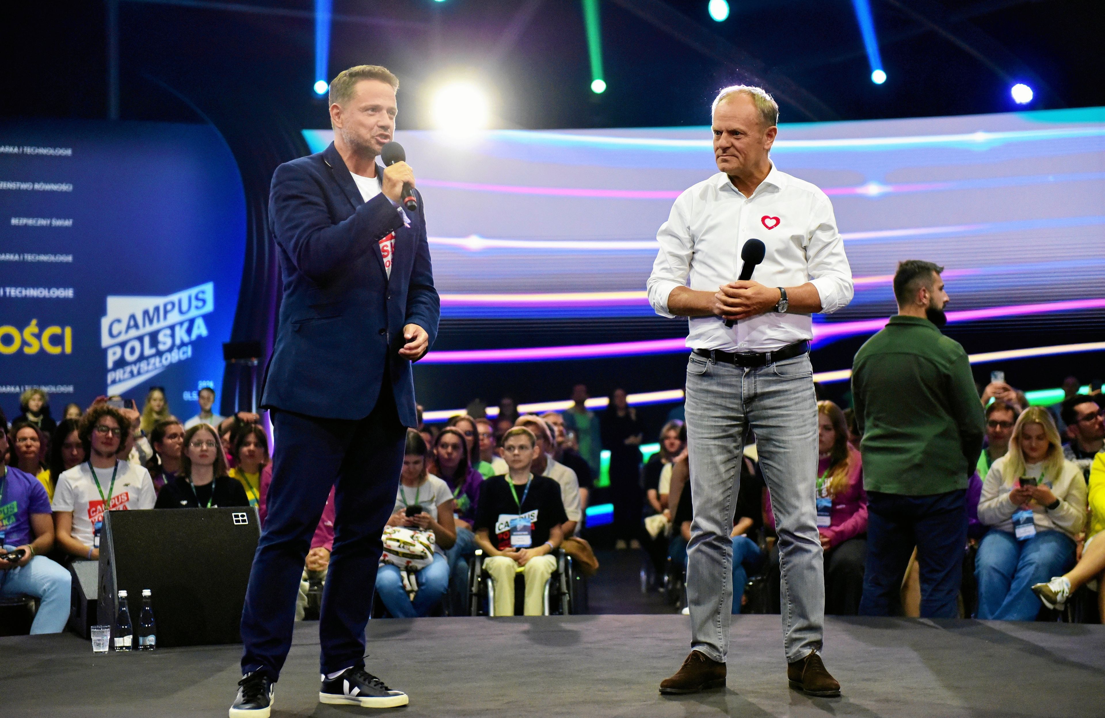 Dwóch mężczyzn z mikrofonami na scenie
