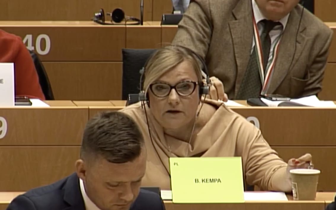 Grafika do artykułu Kempa do Timmermansa: Przeżyliśmy komisarzy sowieckich, przeżyjemy i pana. PiSkówka w Europie