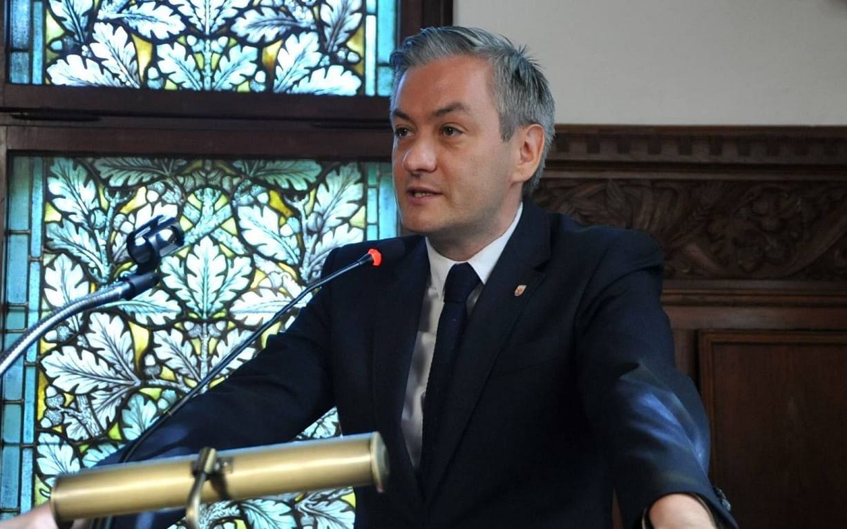 Grafika do artykułu Kościół – ukryty sojusznik Biedronia. Nawet część wyborców PiS chce polityki wolnej od wpływu kleru