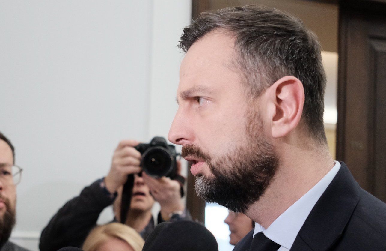 Władysław Kosiniak-Kamysz przemawia do mikrofonów w Sejmie. Stoi lewym profilem do obiektywu.