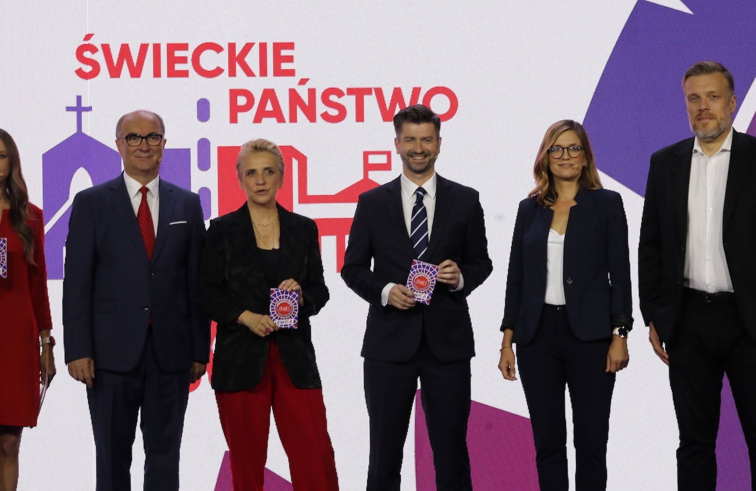Politycy i polityczki Lewicy podczas konwencji Świeckie Państwo, prezentują na scenie książeczkę z programem rozdziału państwa od Kościoła: Agnieszka Dziemianowicz-Bąk, Włodzimierz Czarzasty, Joanna Scheuring-Wielgus, Krzysztof Śmiszek, Magdalena Biejat i Adrian Zandberg.