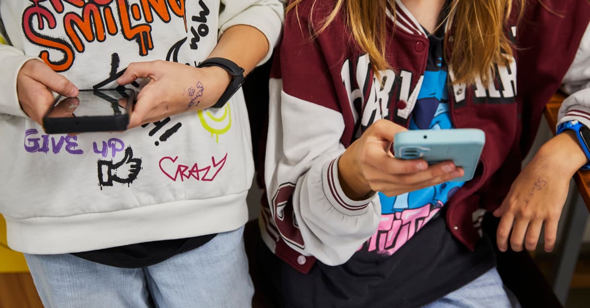 Zakaz telefonów w szkołach świata nie zbawi, czyli co nam mówi raport „Internet Dzieci 2026”