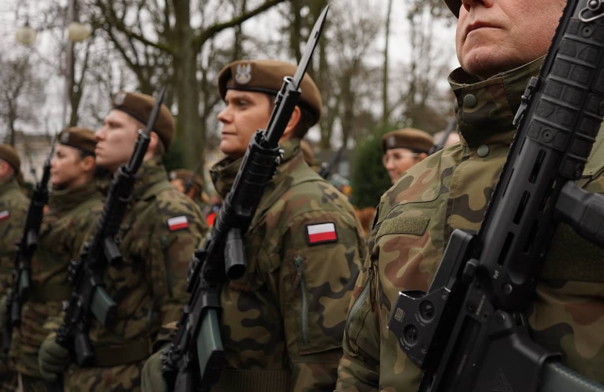 Żołnierze WOT w mundurach i beretach podczas przysięgi