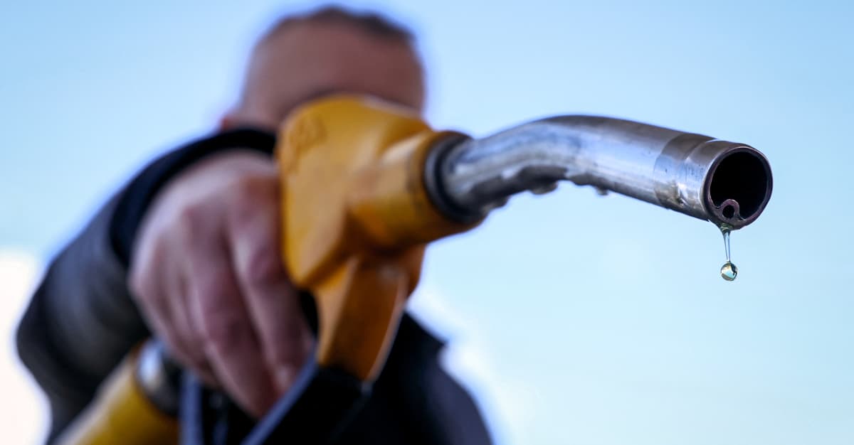 Rosną ceny ropy. Kaczyński i Czarnek: wina Tuska