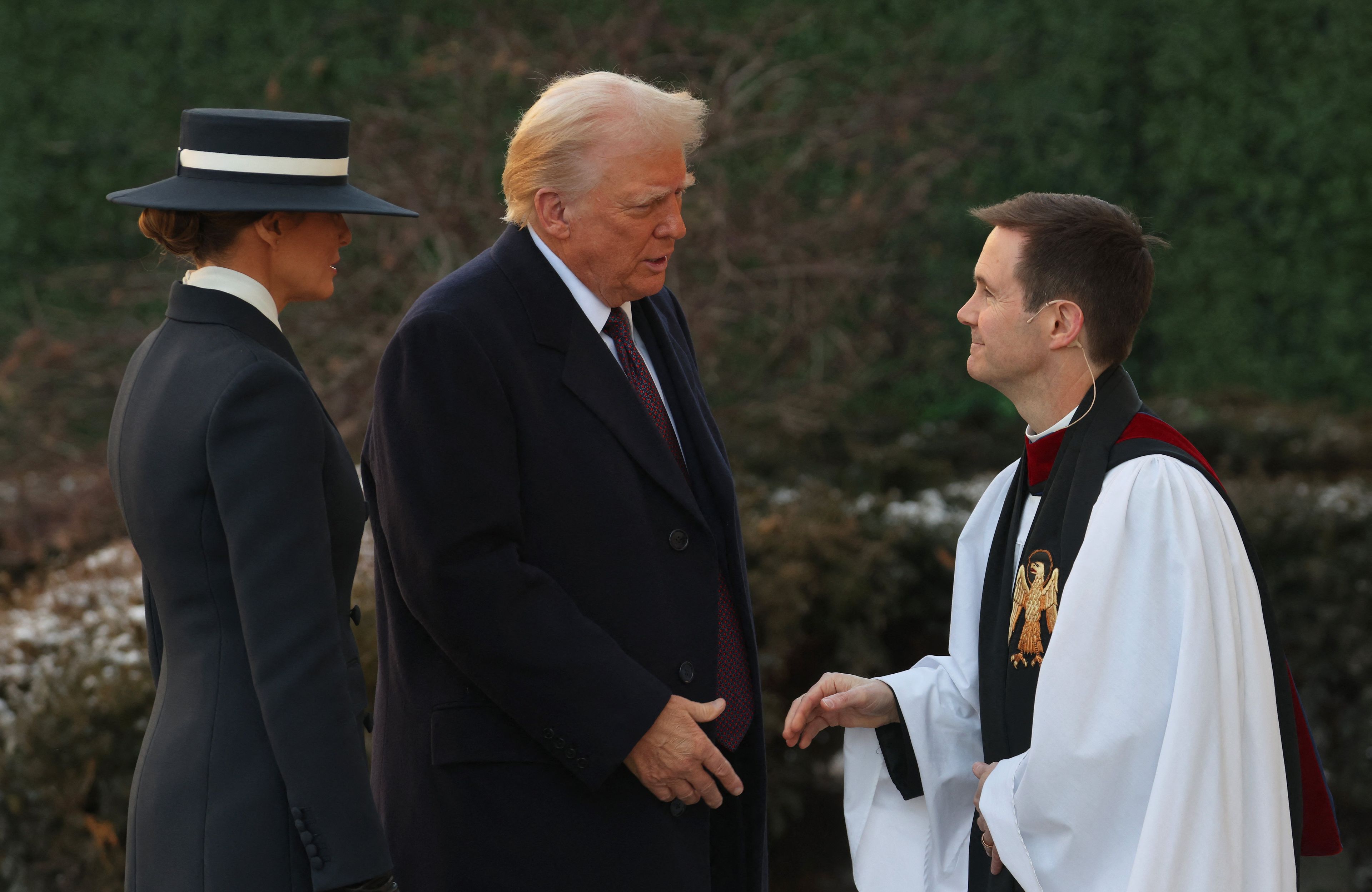 Melania Trump i prezydent elekt Donald Trump witani przez ks. Roberta W. Fishera, który poprowadzi mszę rozpoczynającą dzień inauguracji nowego prezydenta. Masza odbywa się w kościele św. Jana w Waszyngtonie. Dziś Donald Trump rozpoczyna drugą kadencję jako 47. prezydent Stanów Zjednoczonych.