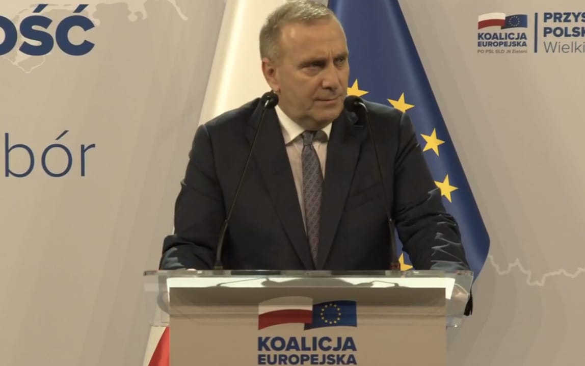 Grafika do artykułu Schetyna obiecuje 100 mld, które miał stracić PiS. PiS obwinia komisarz z PO. Nikt nie ma racji