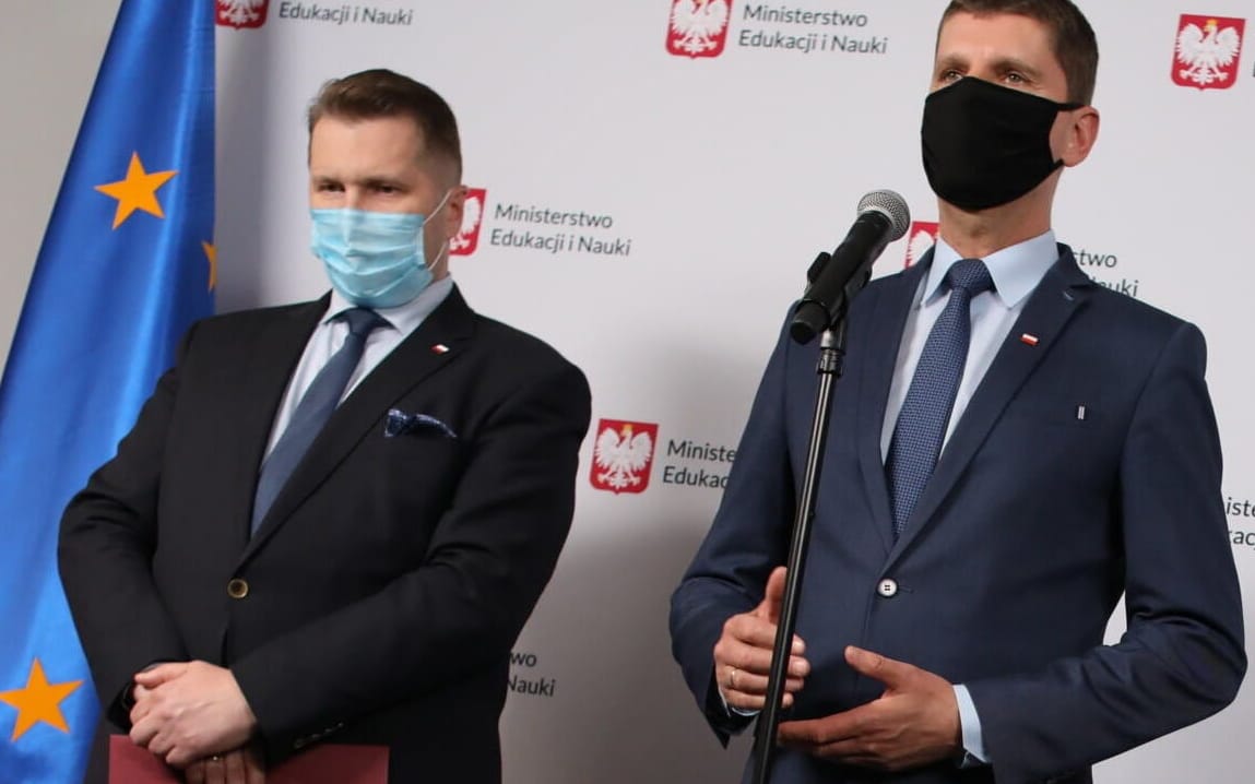 18.05.2021  Warszawa , ulica Hoza . Ministerstwo Edukacji i Nauki . Od lewej: minister edukacji i nauki Przemyslaw Czarnek , wiceminister edukacji i nauki Marzna Machalek , wiceminister edukacji i nauki Dariusz Piontkowski podczas konferecji prasowej .
Fot. Slawomir Kaminski / Agencja Gazeta