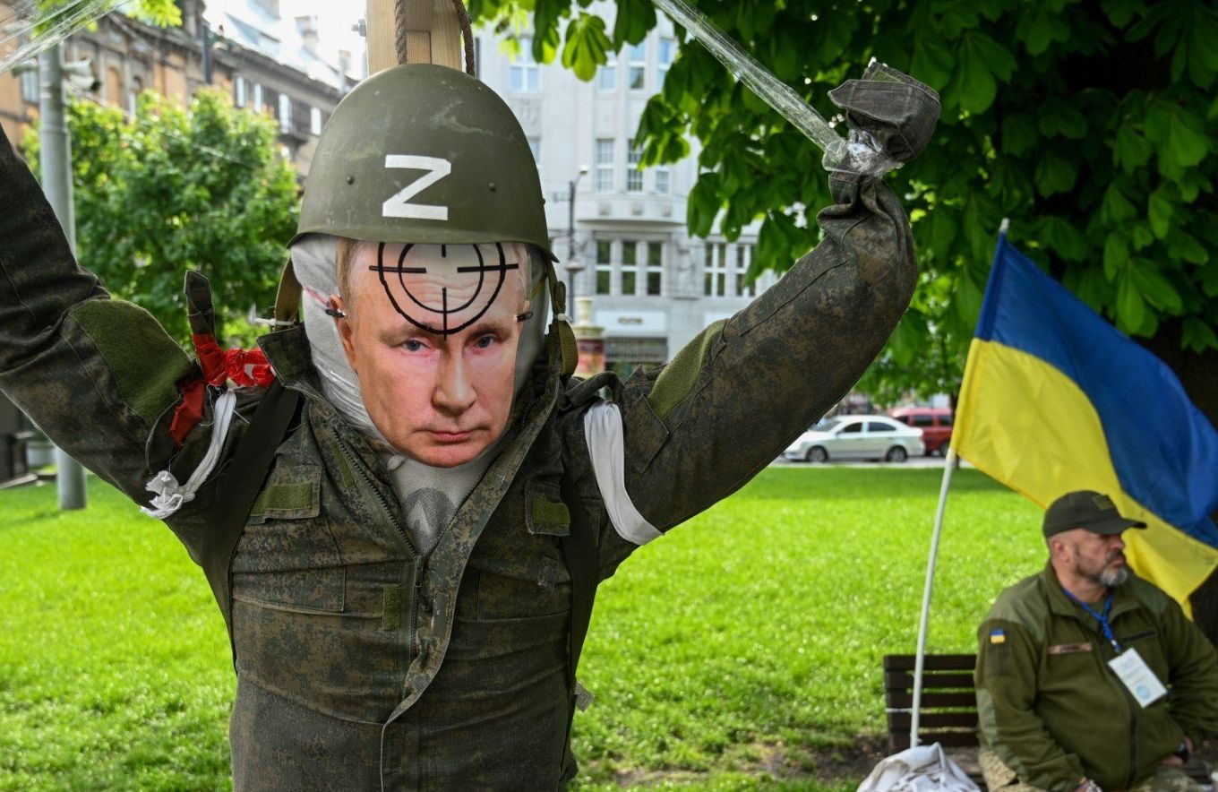 Kukła z fotografią twarzy Putina, powieszona na drzewie