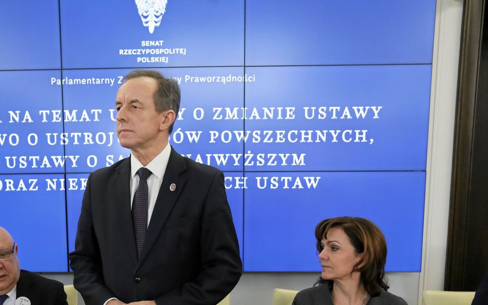 Grafika do artykułu PiS wysyła Grodzkiego na "śmietnik".  Hejtują marszałka, który odbiera im monopol władzy
