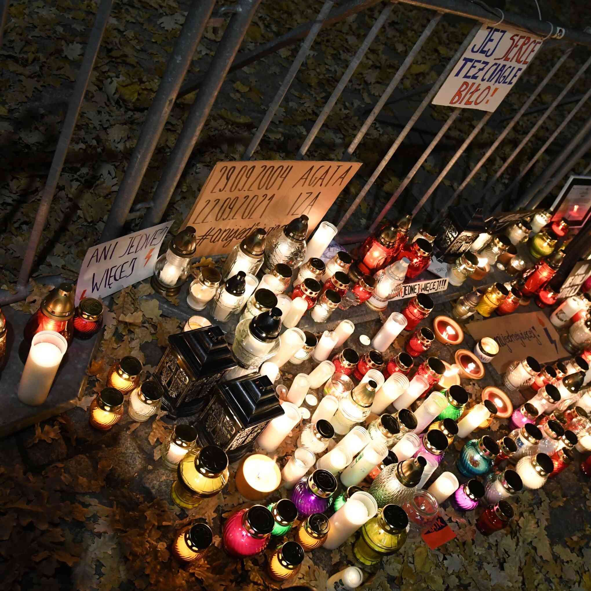 01.11.2021. Ani jednej więcej. Znicze pod TK
