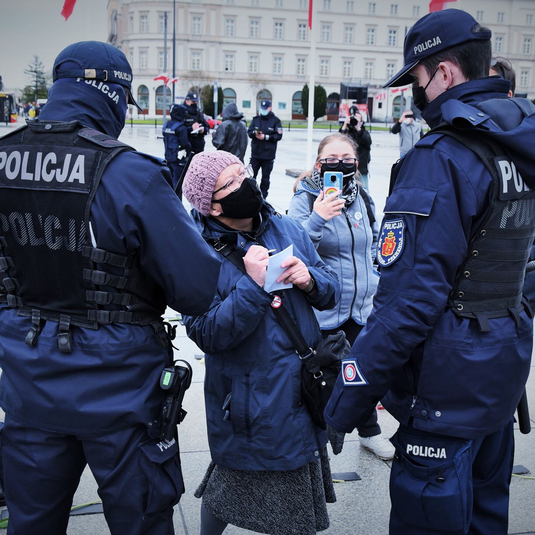 Warszawa, 02.05.2021. Akcja upamiętniająca ofiary COVID-19 na placu Piłsudskiego