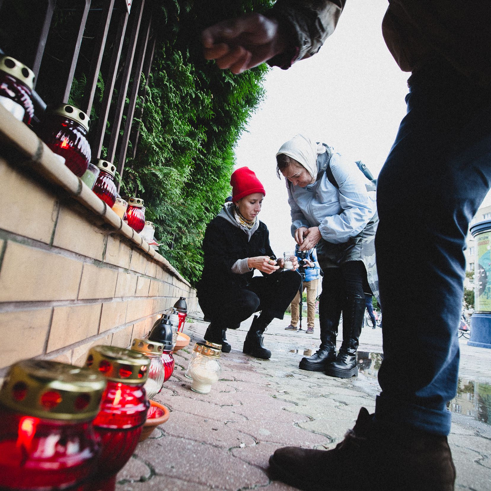 Warszawa, 20.09.2021. 200 osób zapaliło pod Komendą Główną Straży Granicznej znicze dla zmarłych na granicy