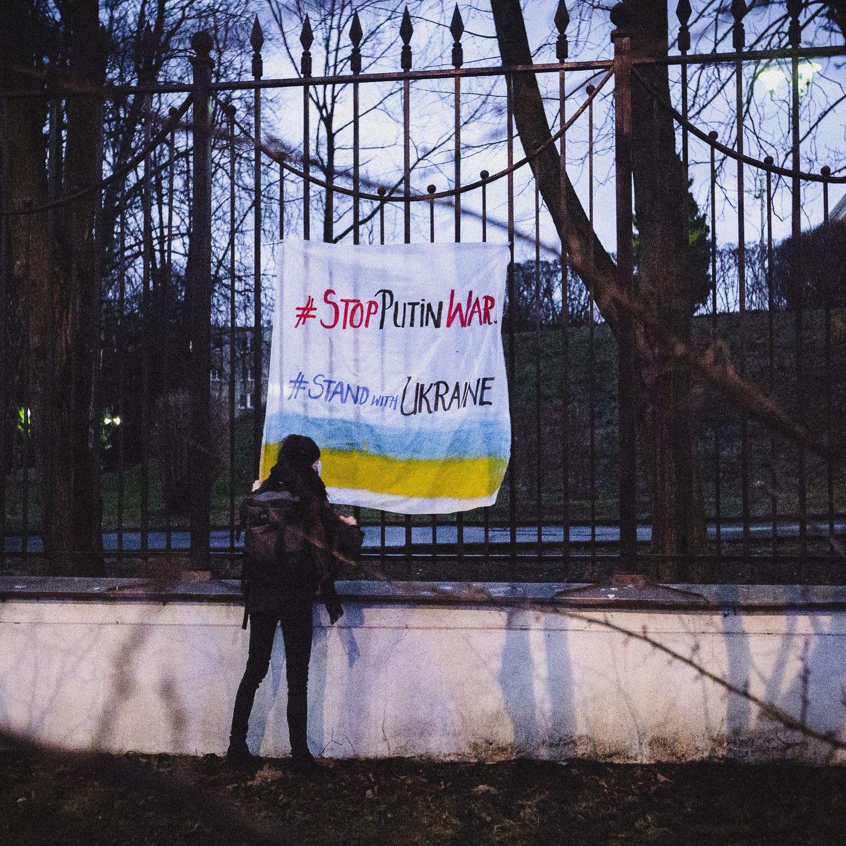 Warszawa, 23.02.2022. „Stop Puitin wars, stand with Ukraine”. Protest pod ambasadą Rosji