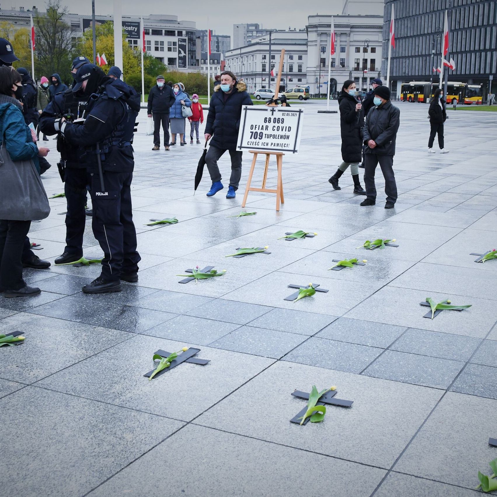 Warszawa, 02.05.2021. Akcja upamiętniająca ofiary COVID-19 na placu Piłsudskiego
