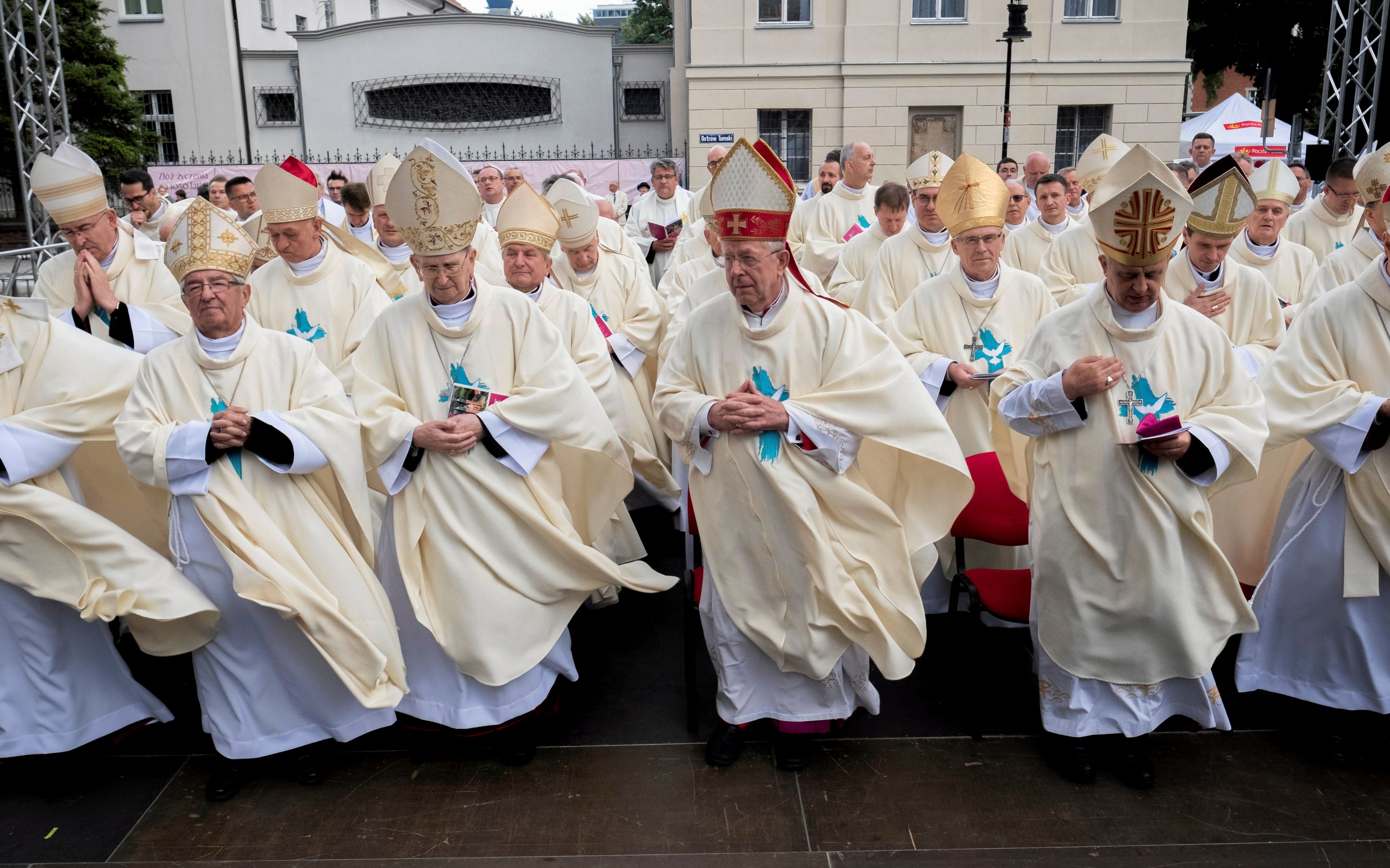 23.06.2018 Poznan . Ostrow Tumski . Od lewej: abp. Tadeusz Wojda , abp. Slawoj Leszek Glodz , abp. Henryk Muszynski , bp. Romuald Kujawski (Porto Nacional - Brazylia) , bp. Edward Frankowski , bp Ignacy Dec podczas eucharystii jubileuszowej w ramach obchodow 1050 lat pierwszego biskupstwa w Polsce . Poznan . Chrystus i My .
Fot. Piotr Skornicki / Agencja Gazeta
