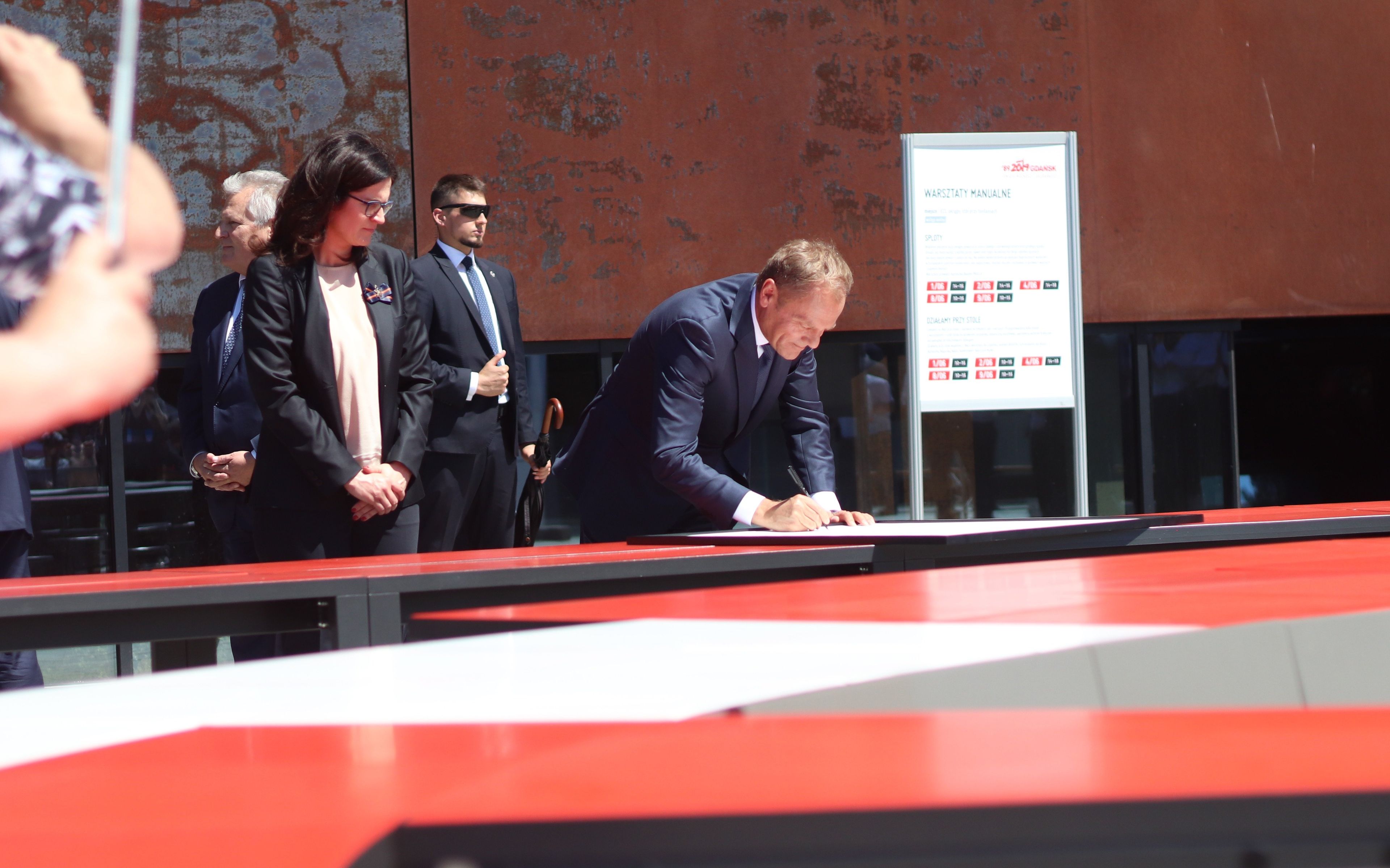 Grafika do artykułu "Chcemy demokracji bez sporów pełnych nienawiści". Tusk, Dulkiewicz, Kwaśniewski podpisali Deklarację Wolności i Solidarności