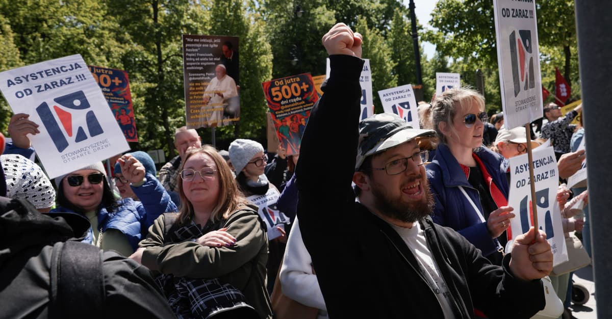 „Asystencja na wyciągniecie ręki, a nadal jej nie ma". Demonstracja pod KPRM i groźby Hołowni