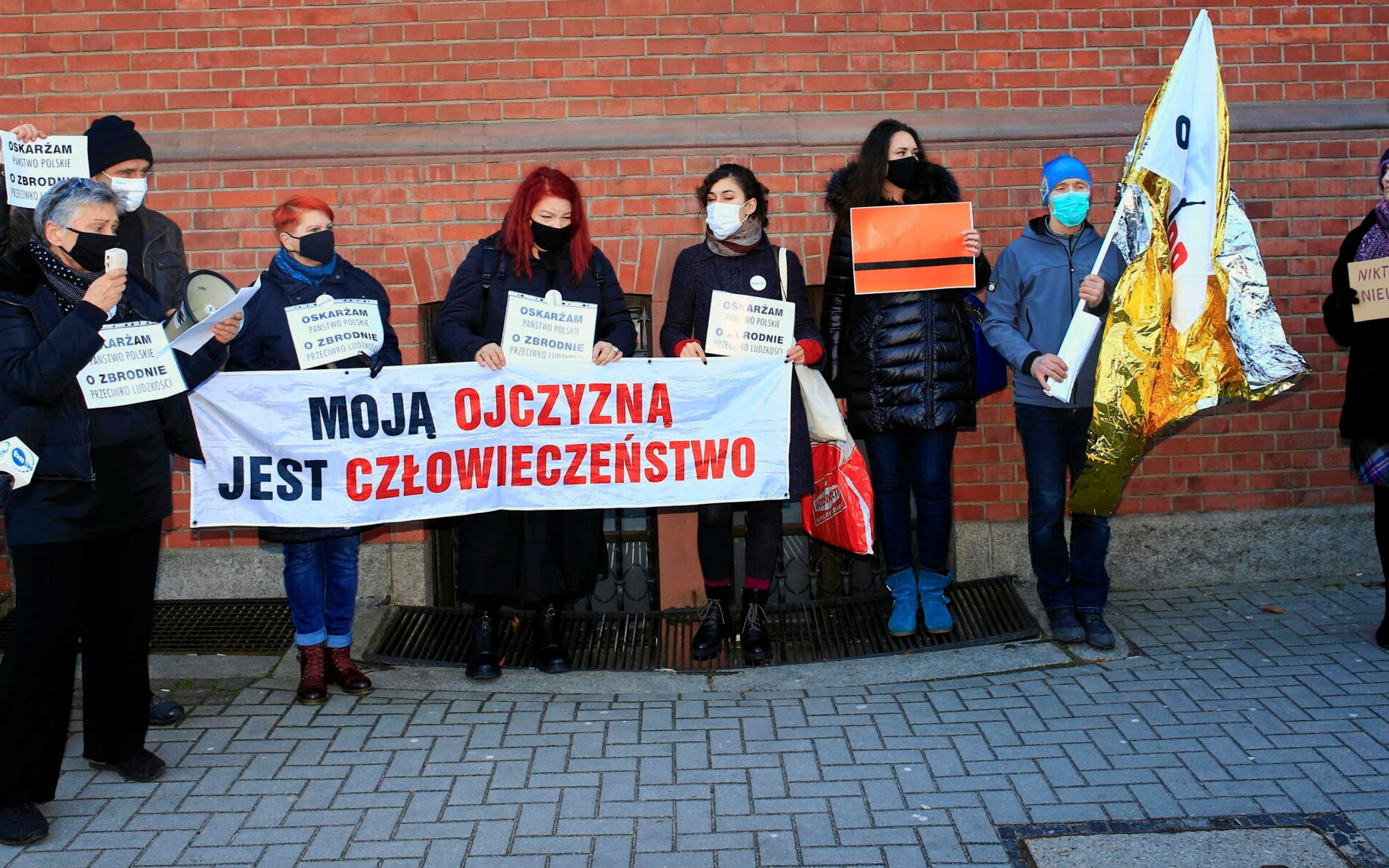 03.01.2022 Wroclaw . Prokuratra Okregowa . Skladanie autodonosow przez Obywateli RP w gescie solidarnosci z deputowana Parlamentu Europejskiego Janina Ochojska , w ktorej sprawie zawiadomienie do prokuratury zlozyl wiceminister spraw wewnetrznych i administracji Maciej Wasik . 
Fot. Krzysztof Cwik / Agencja Wyborcza.pl