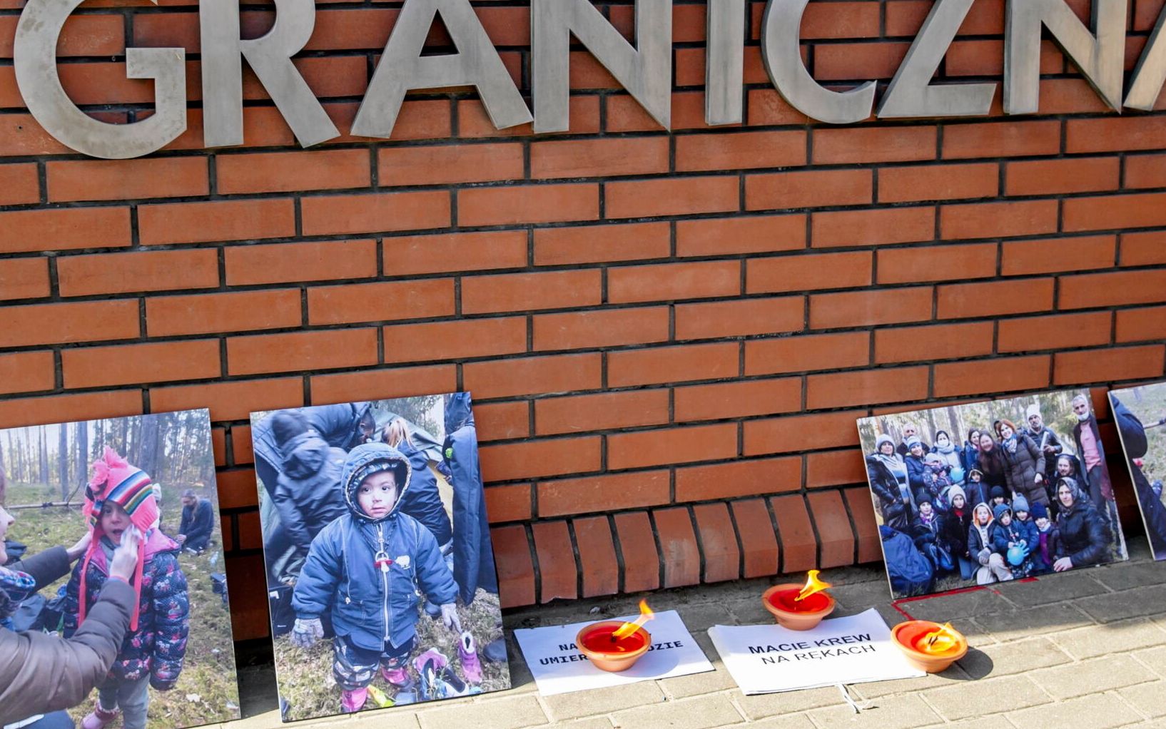 27.03.2022  Bialystok , ulica Bema . Siedziba Strazy Granicznej . Konferencja prasowa Grupy Granica w zwiazku  z planem zlozenia zawiadomienia o popelnieniu przestepstwa polegajacego na pushbacku stosowanym przez Straz Graniczna na granicy polsko - bialoruskiej wobec migrantow zmuszanych , po likwidacji miejsca ich pobytu w magazynie w Bruzgach na Bialorusi , do przekraczenia nielegalnie granicy z Polska .
Fot. Agnieszka Sadowska / Agencja Wyborcza.pl *** Local Caption *** .