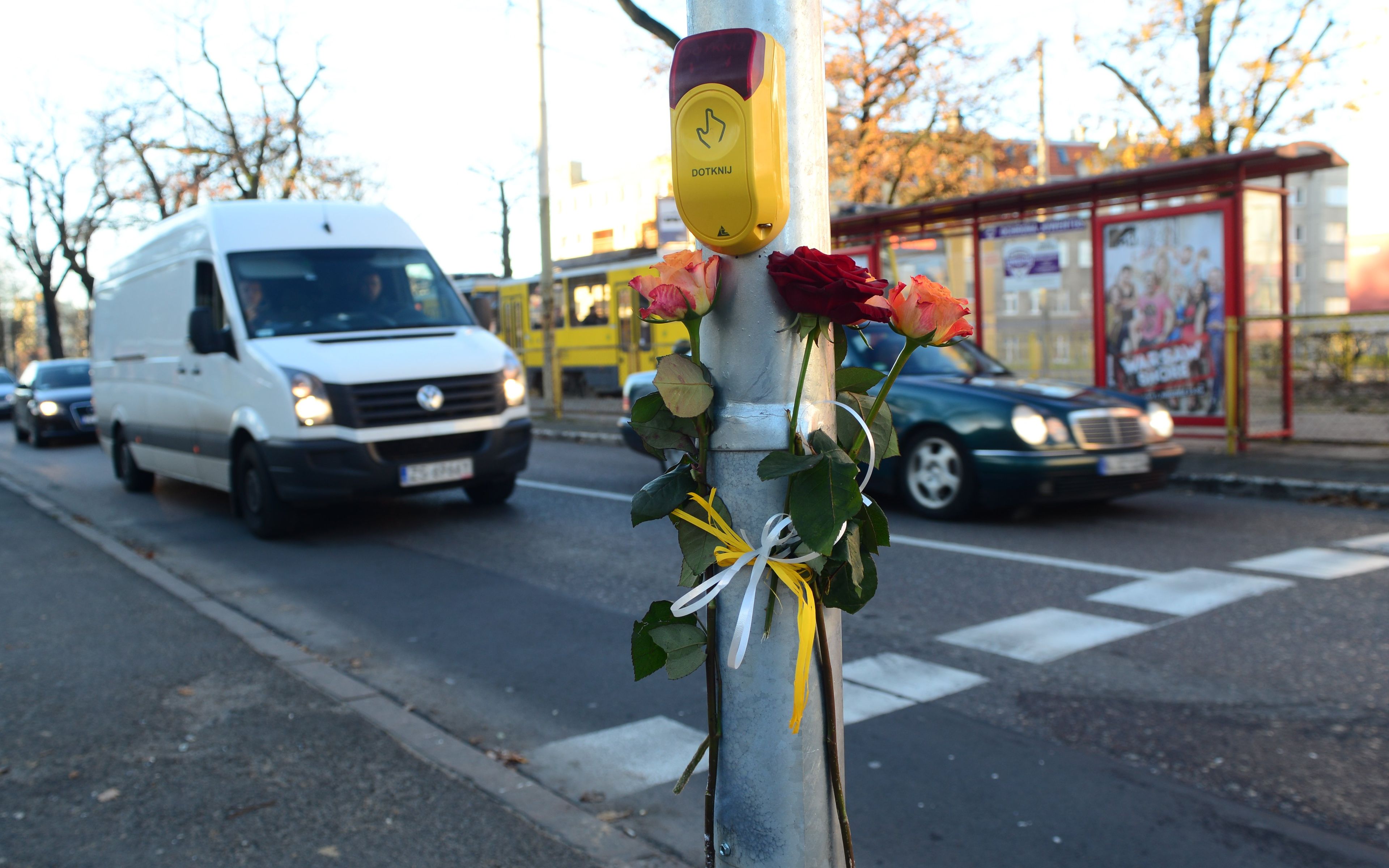 25.11.2013 Szczecin . Wypadek w al. Piastow . Samochod zjechal na chodnik i potracil ludzi stojacych przed przejsciem dla pieszych . Zginela piecioletnia dziewczynka . W miejscu tragedii ludzie ustawiaja znicze i kwiaty .
Fot . Lukasz Wegrzyn / Agencja Gazeta