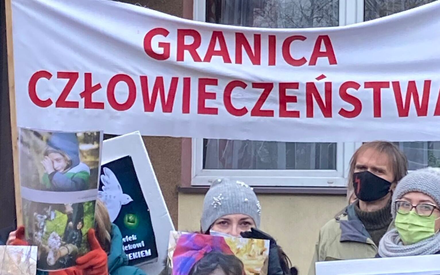 Grafika do artykułu Śmiertelna gra ludźmi - Human Rights Watch o kryzysie na granicy z Białorusią