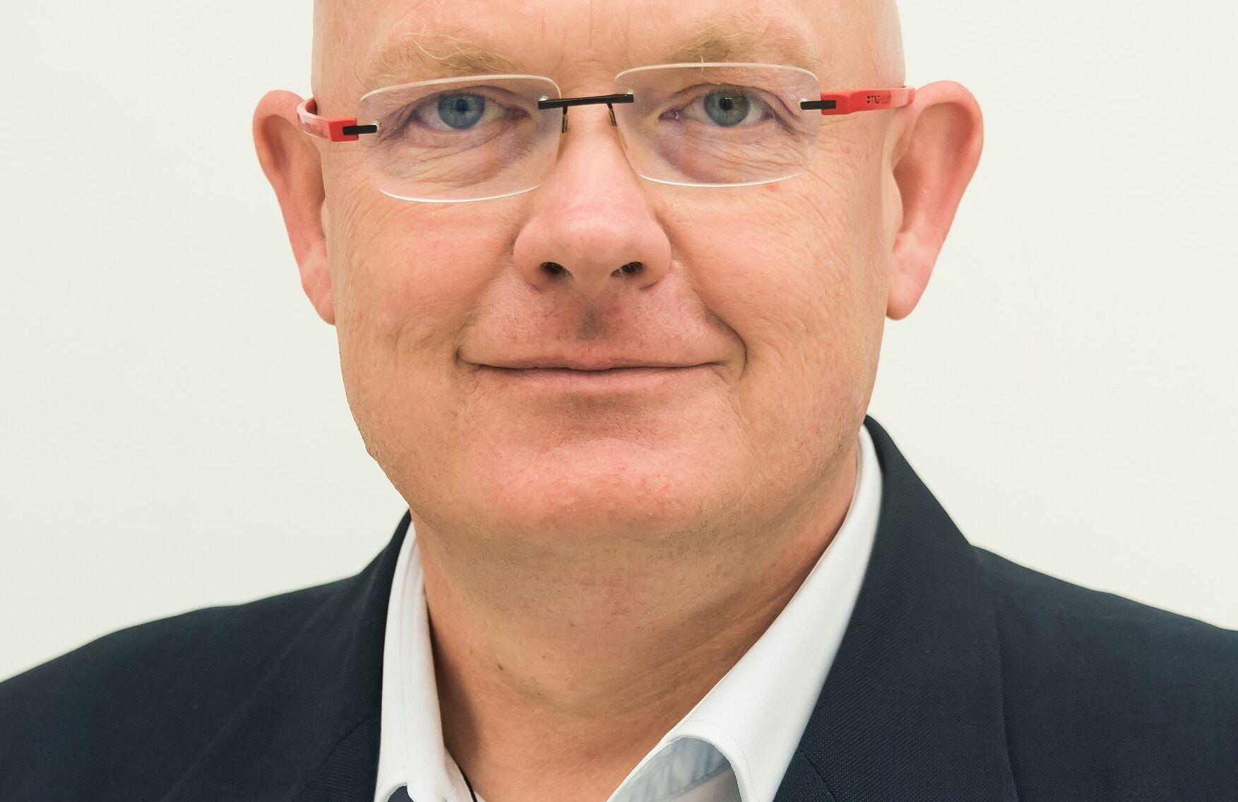 Mężczyzna, łysy, w okularach