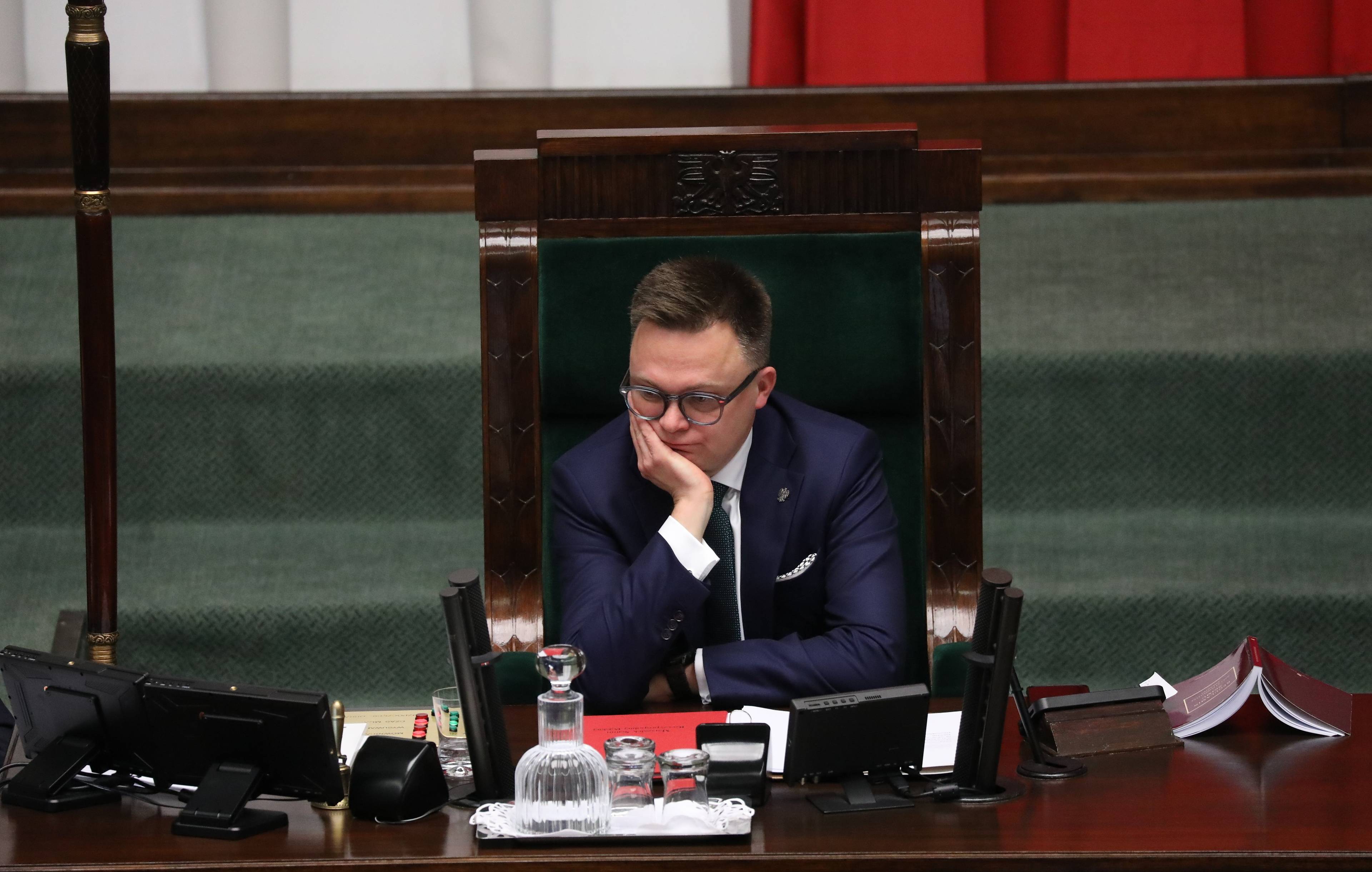Mężczyna w fotelu marszałka Sejmu. uchwalono budżet