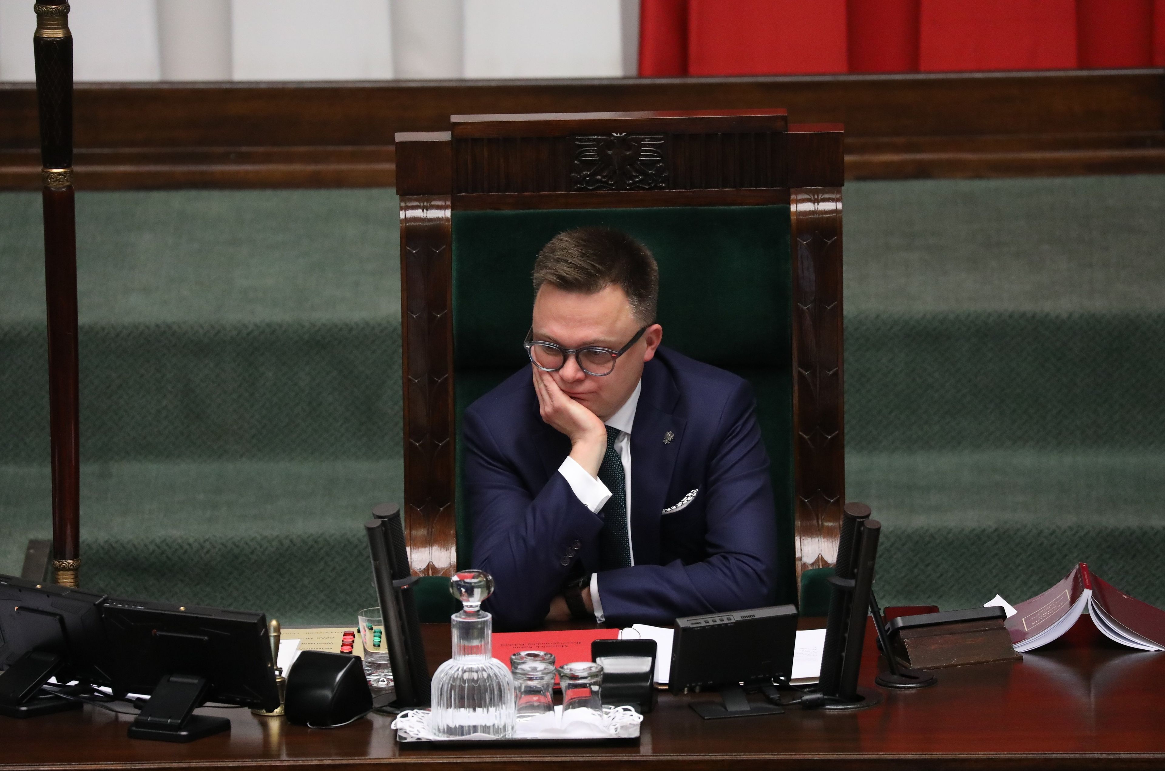 Mężczyna w fotelu marszałka Sejmu. uchwalono budżet