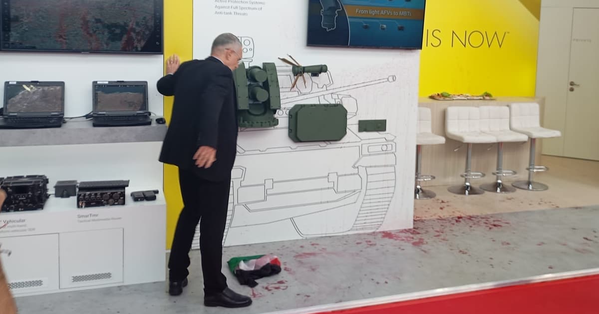 Izrael na targach militariów w Kielcach. Aktywiści oblali stanowisko sztuczną krwią