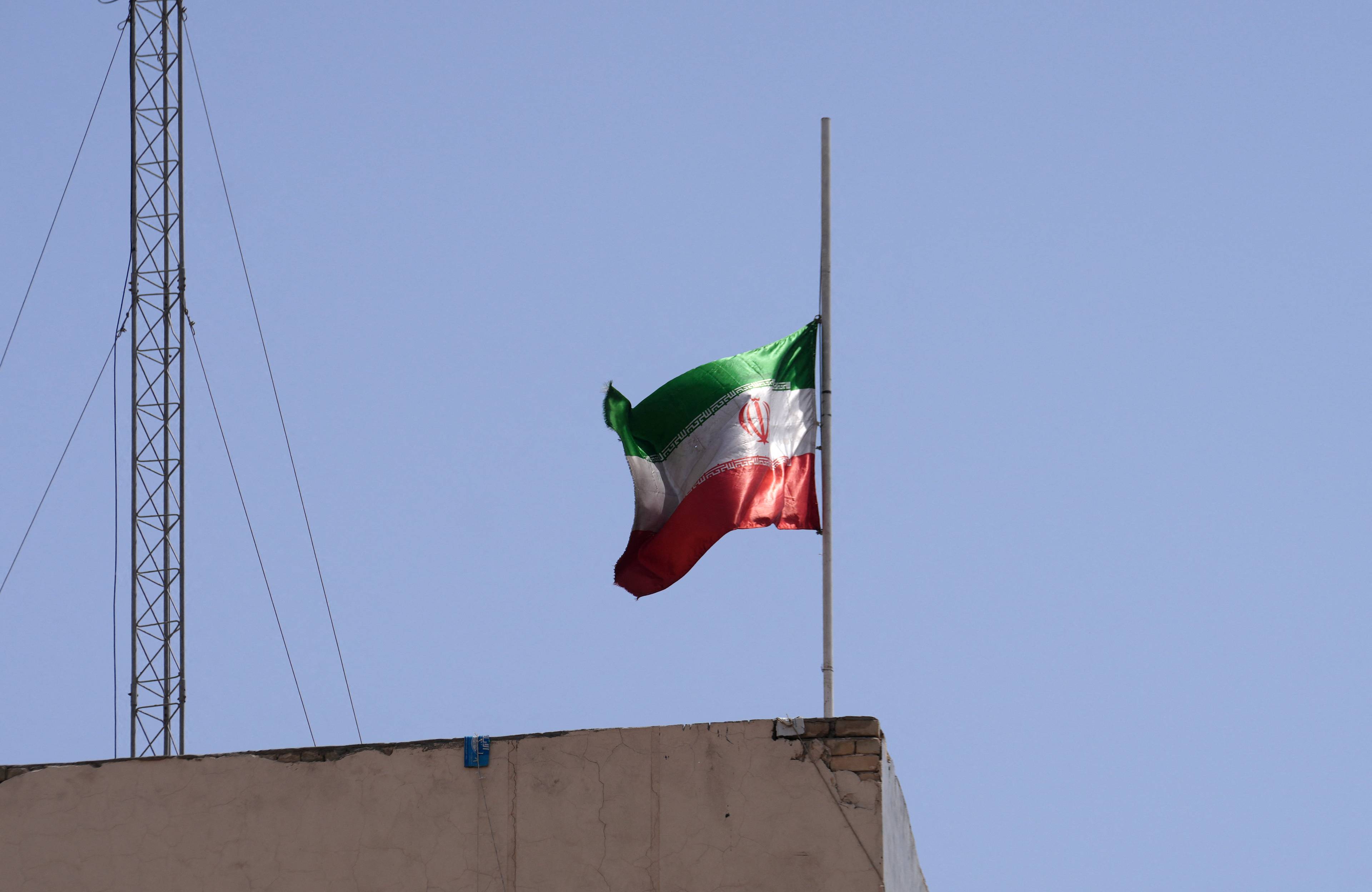 Opuszczona do pół maszty flaga Iranu - znak żałoby