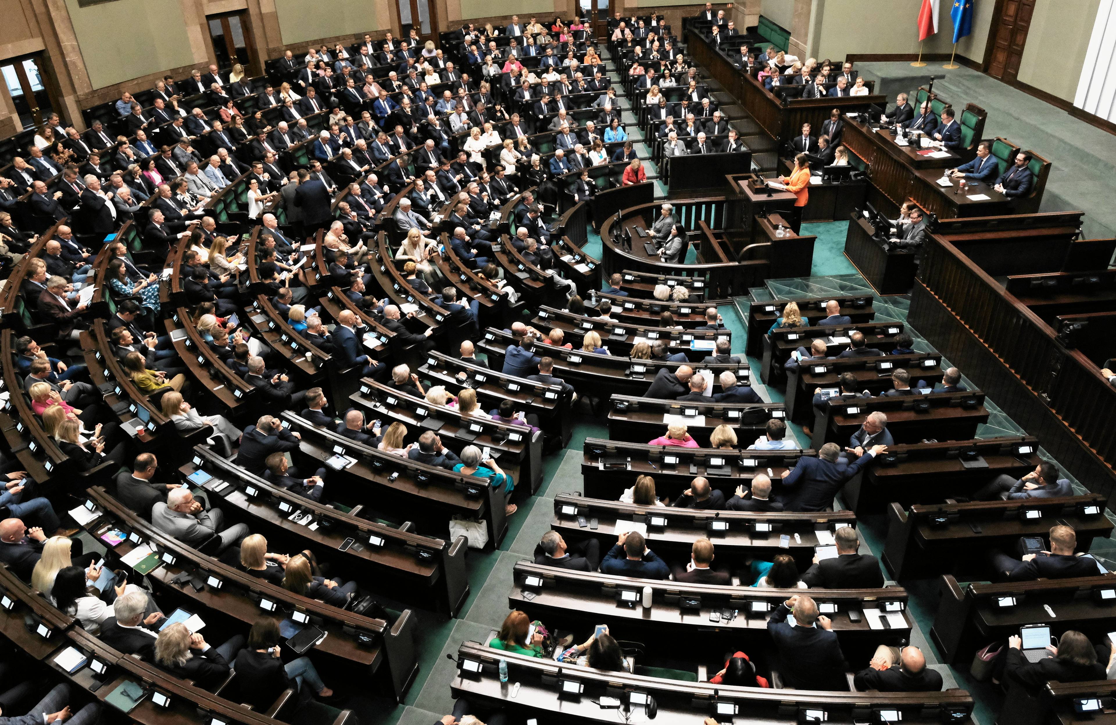 POslowie na sali sejmowej