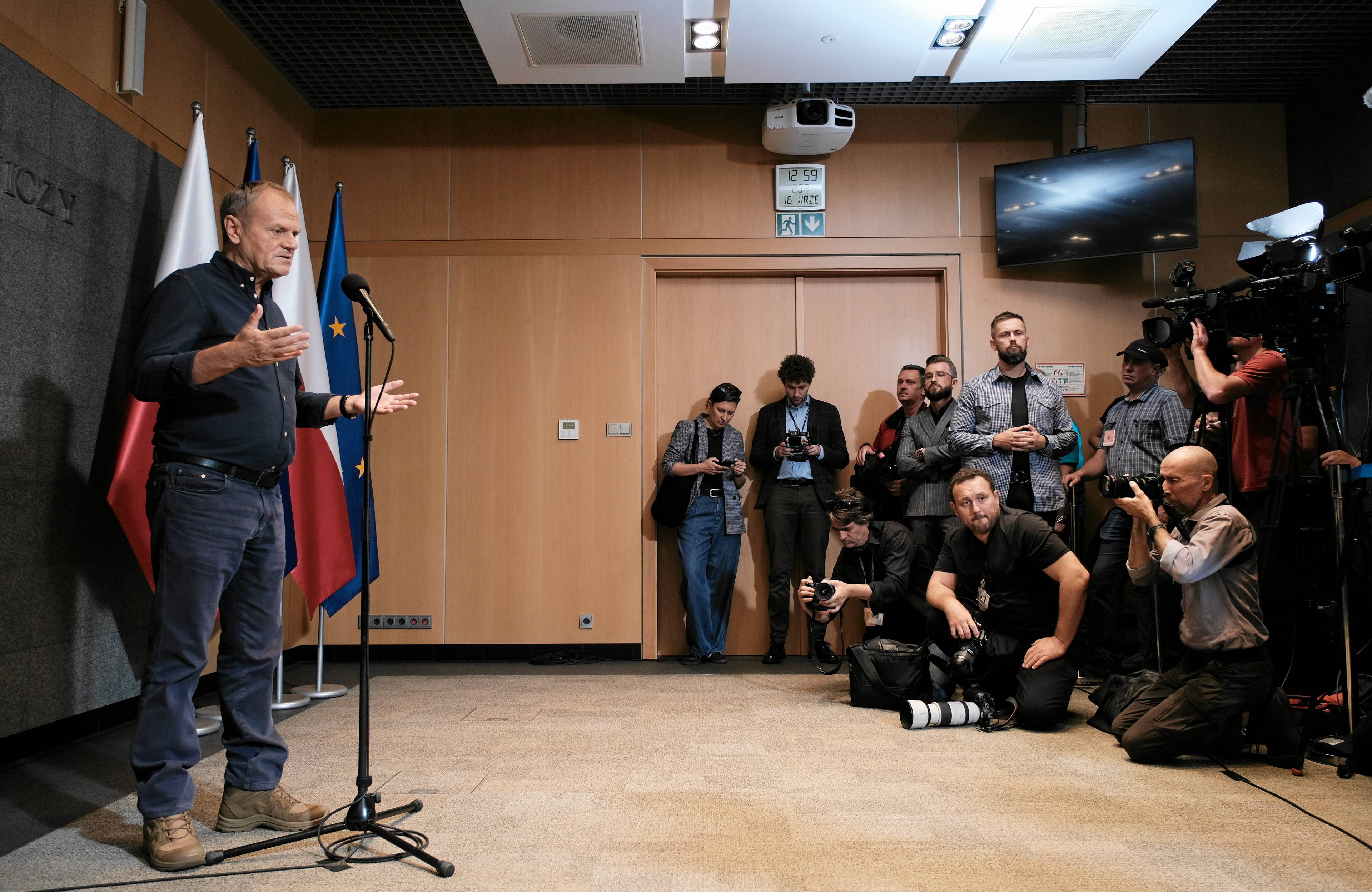 Premier Tusk w nieformalnym stroju mówi o powodzi dziennikarzom