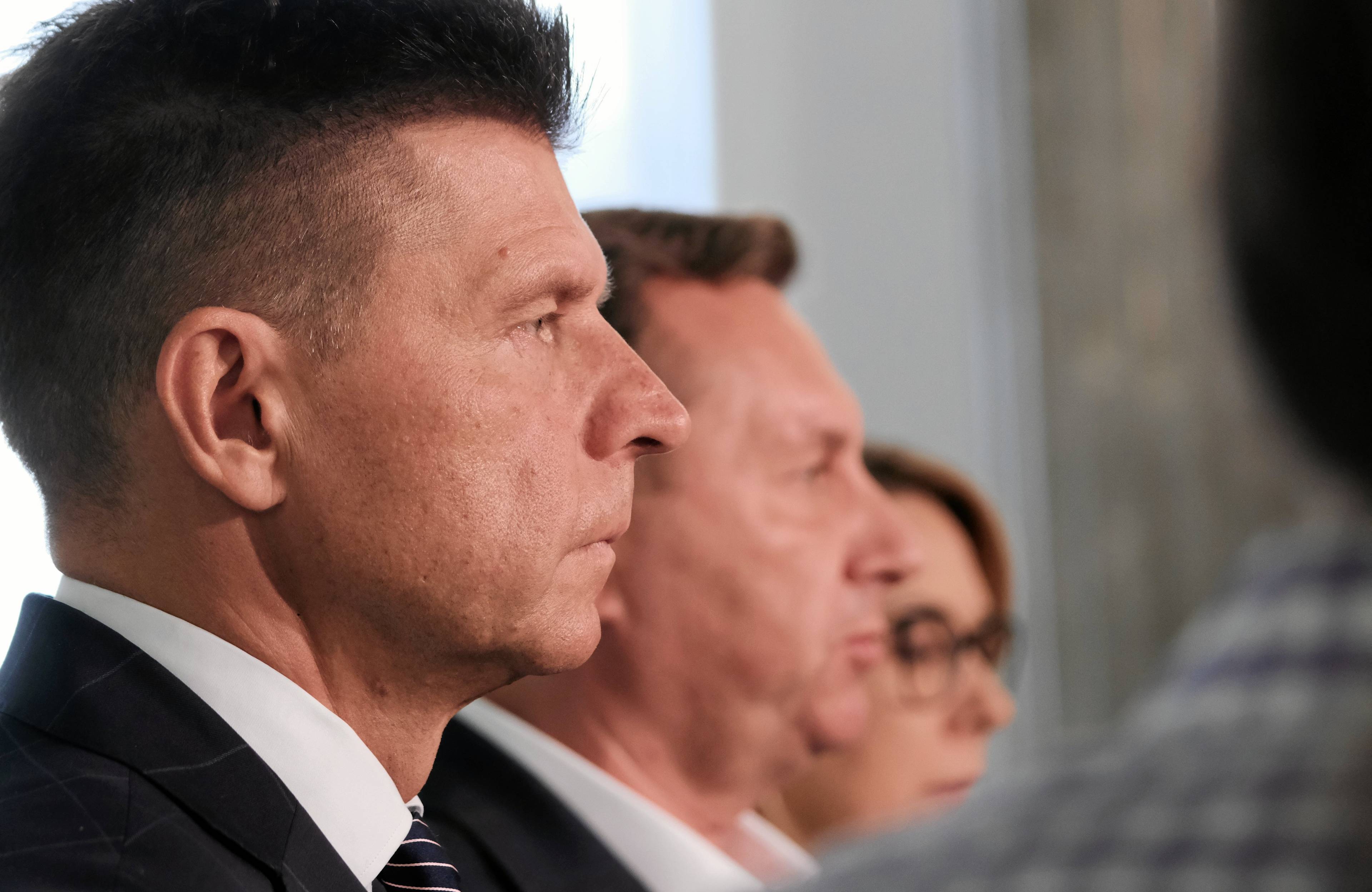 Poseł Ryszard Petru z profilu