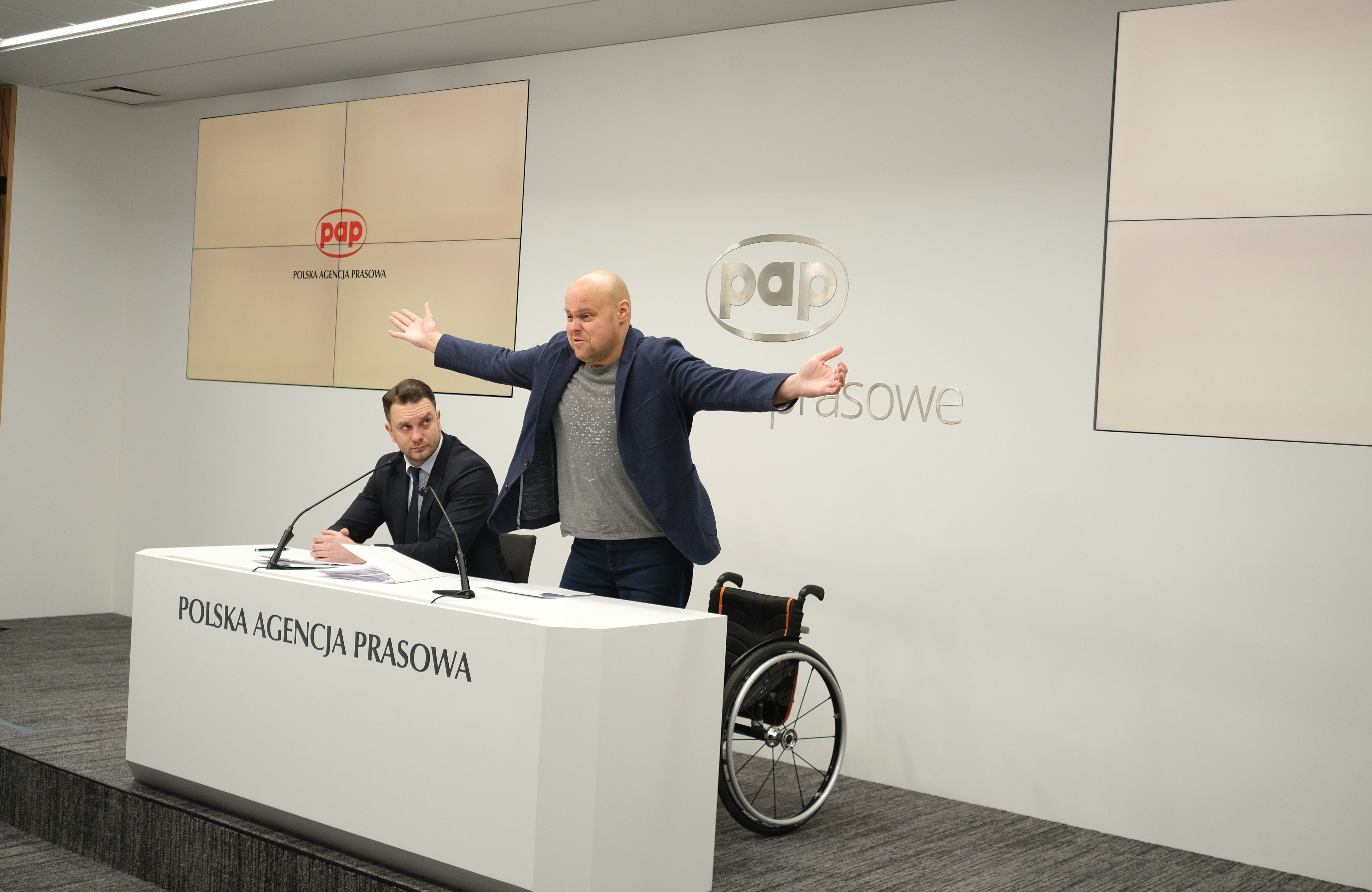 Tomasz Guzowski wstaje z wózka inwalidzkiego na konferencji z Mejzą