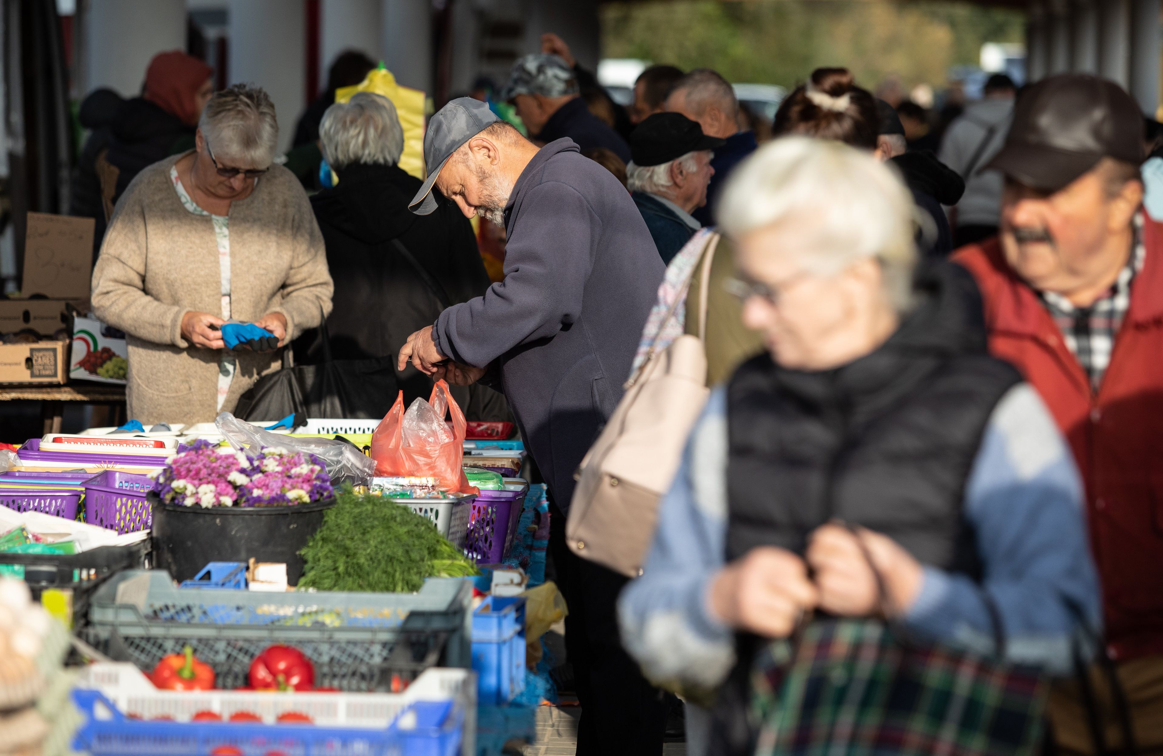 Handlarze i kupujacy na targowisku
