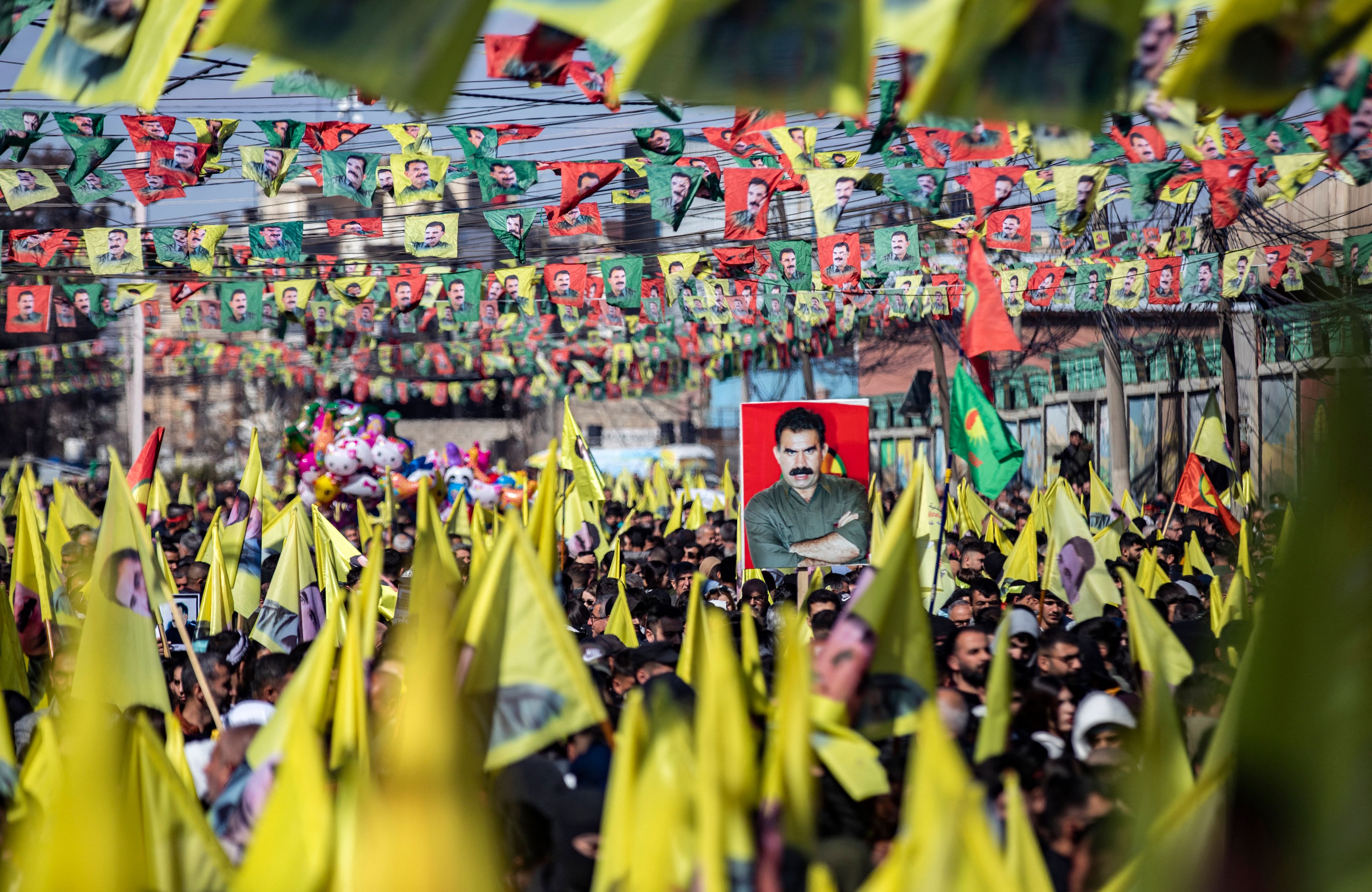 demonstracji w syrii - ludzie niosący flagi z portretem abdullaha ocalana