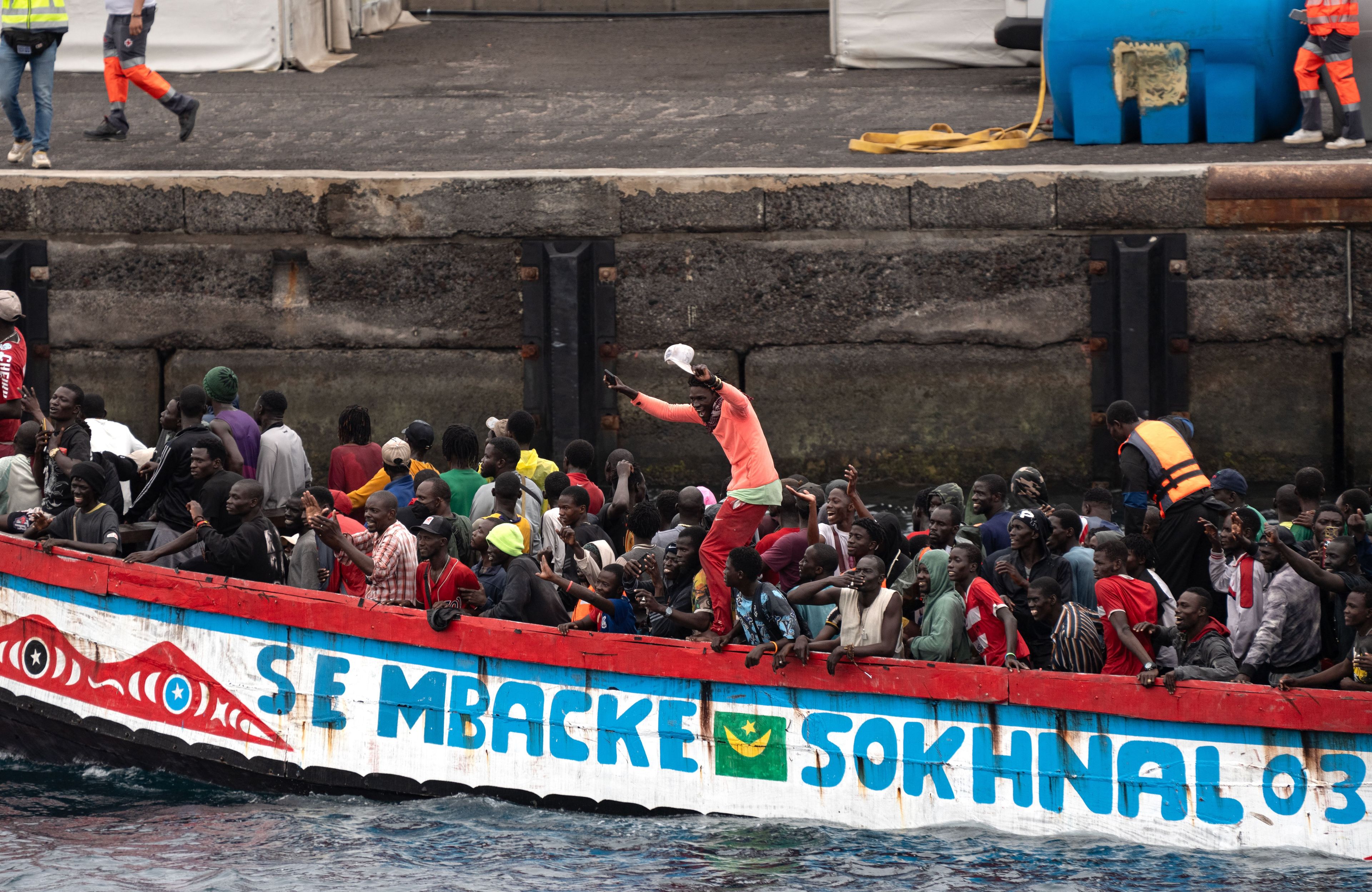 Stara łódź rybacka wypełniona migrantami z Afryki