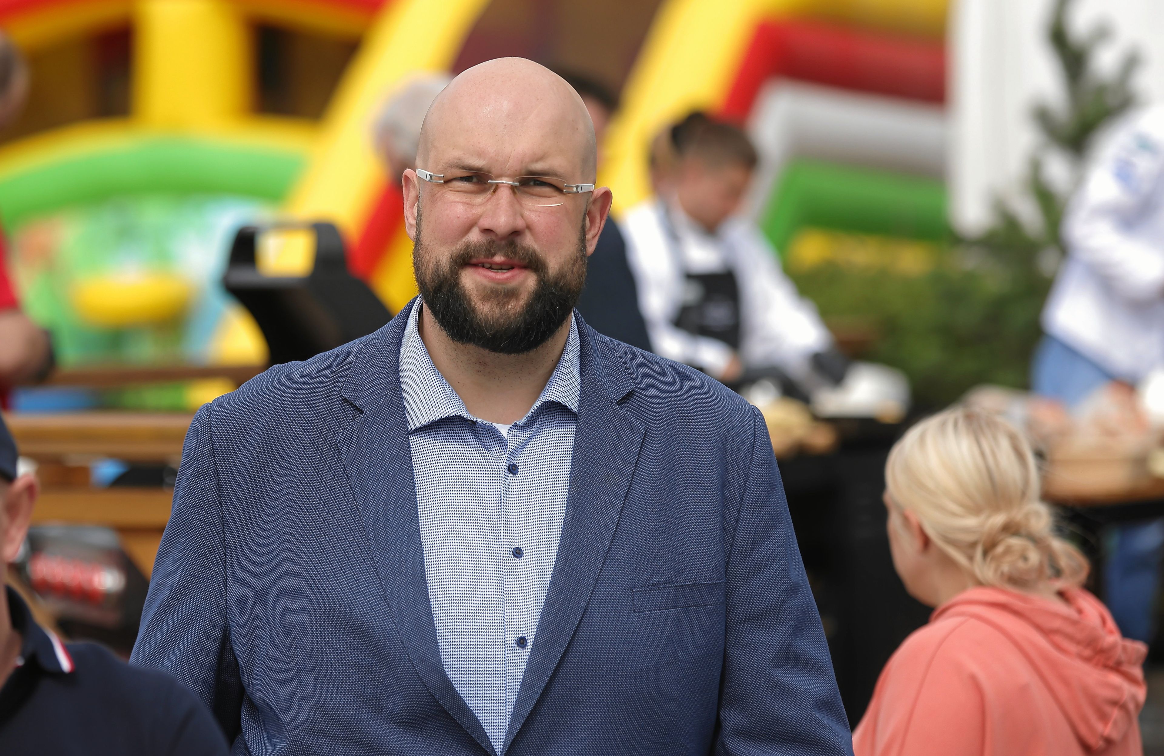 nowy burmistrz zakopanego, w okularach i garniturze