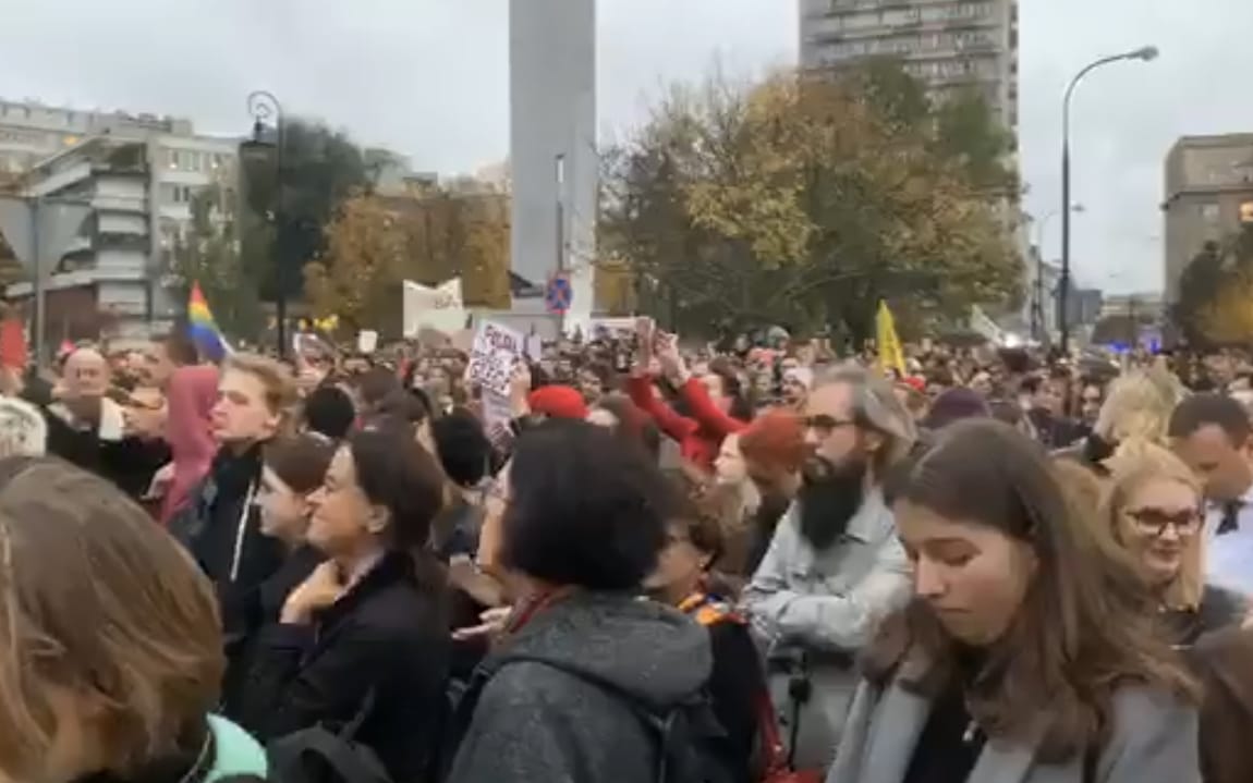 Grafika do artykułu "Ręce precz od naszych dzieci!". Pod Sejmem protest przeciw karaniu za edukację seksualną [na żywo]