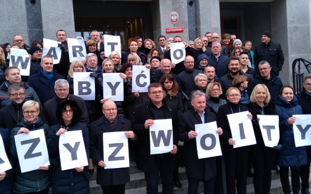 Grafika do artykułu Sędziowie z Olsztyna: Żądamy przywrócenia do pracy sędziego Juszczyszyna i powołania niezależnego TK i KRS
