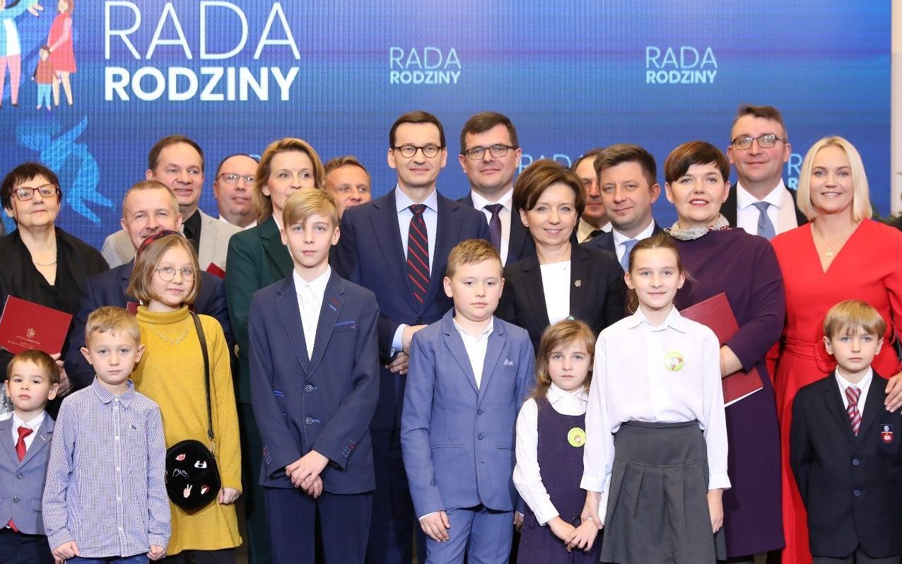 Grafika do artykułu Ojciec Mateusz namaścił 14 apostołów rodziny. Dzieci od tego raczej nie przybędzie