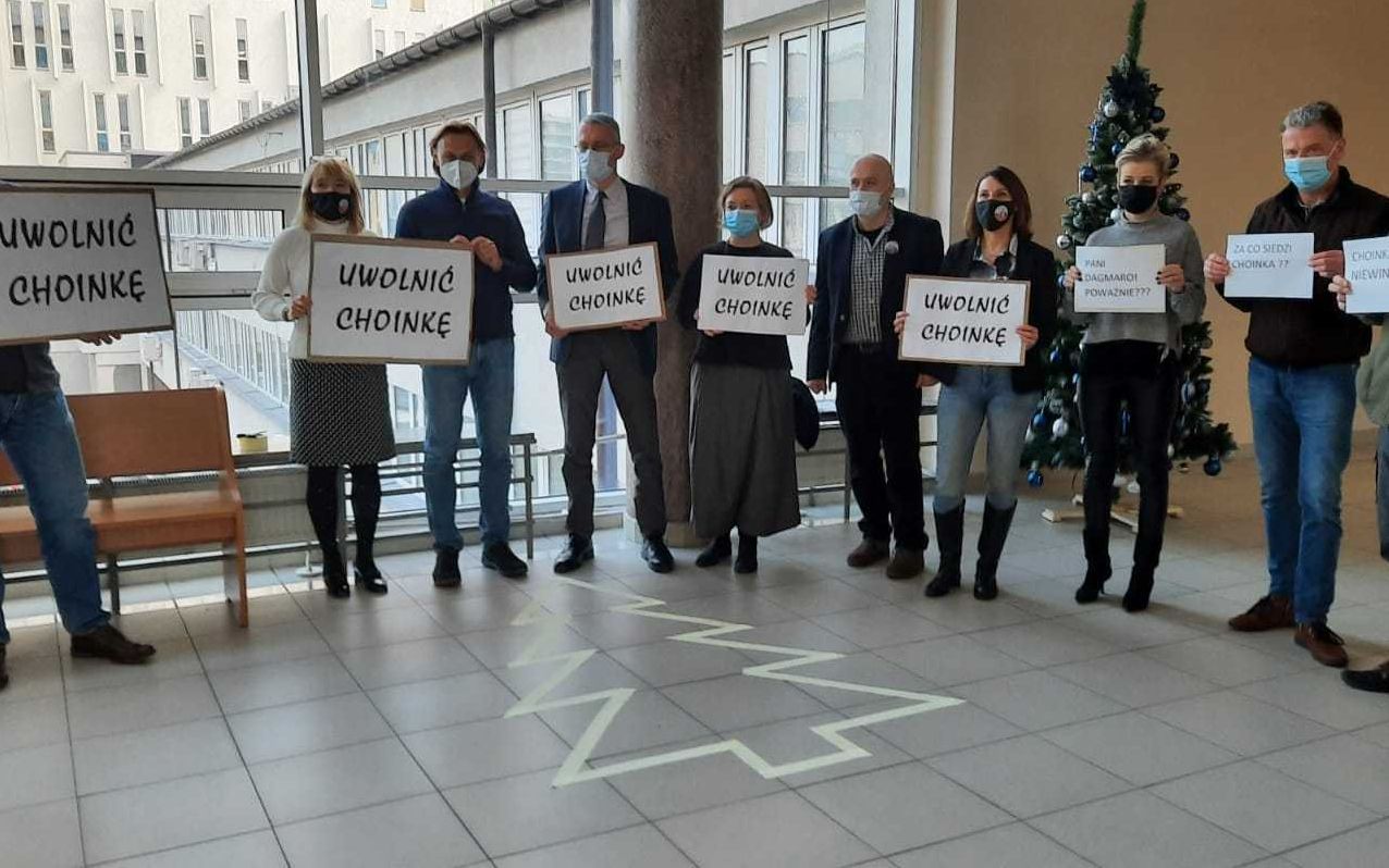 Grafika do artykułu Uprowadzono choinkę krakowskich sędziów. To kara za bombki w kolorach tęczy, UE i drut kolczasty