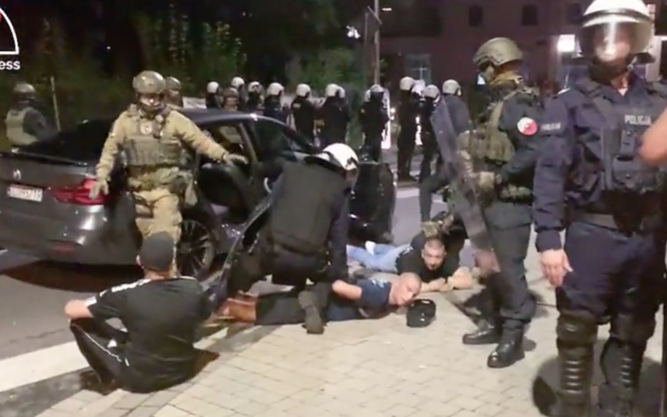 Grafika do artykułu Zamieszki w Lubinie. Leciały kamienie i butelki z benzyną w stronę komisariatu. Policja łamała prawo