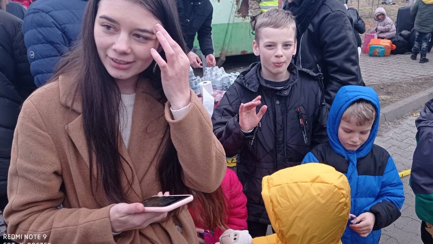 młoda Ukrainka z małymi dziećmi na przejściu w Medyce